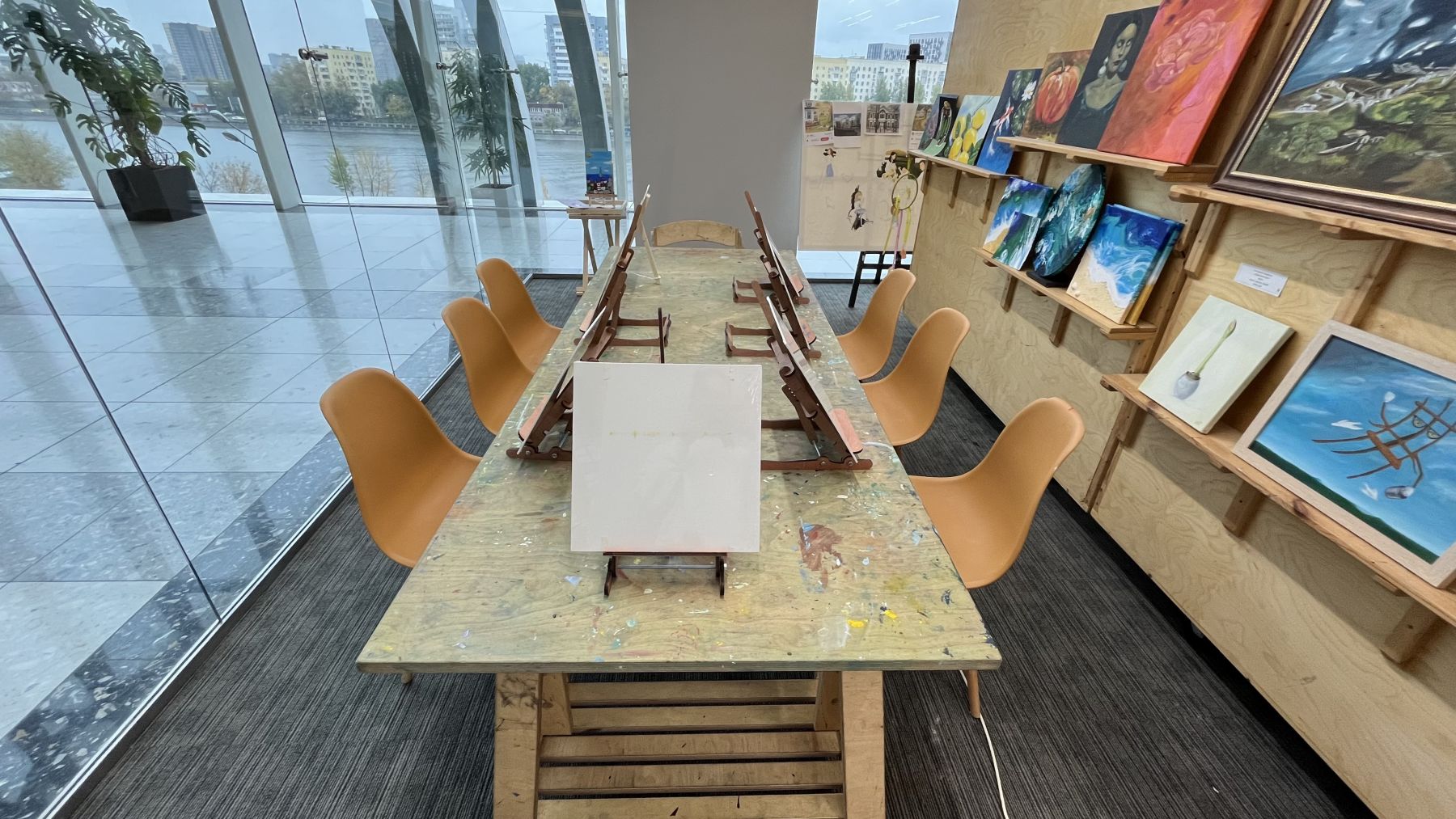 Интерьер арт-пространства с мольбертами и картинами