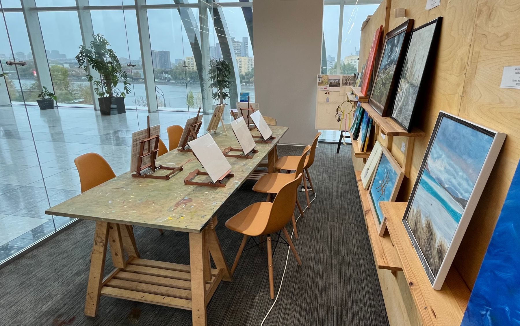 Арт-пространство с панорамными окнами и видом на Москву-реку