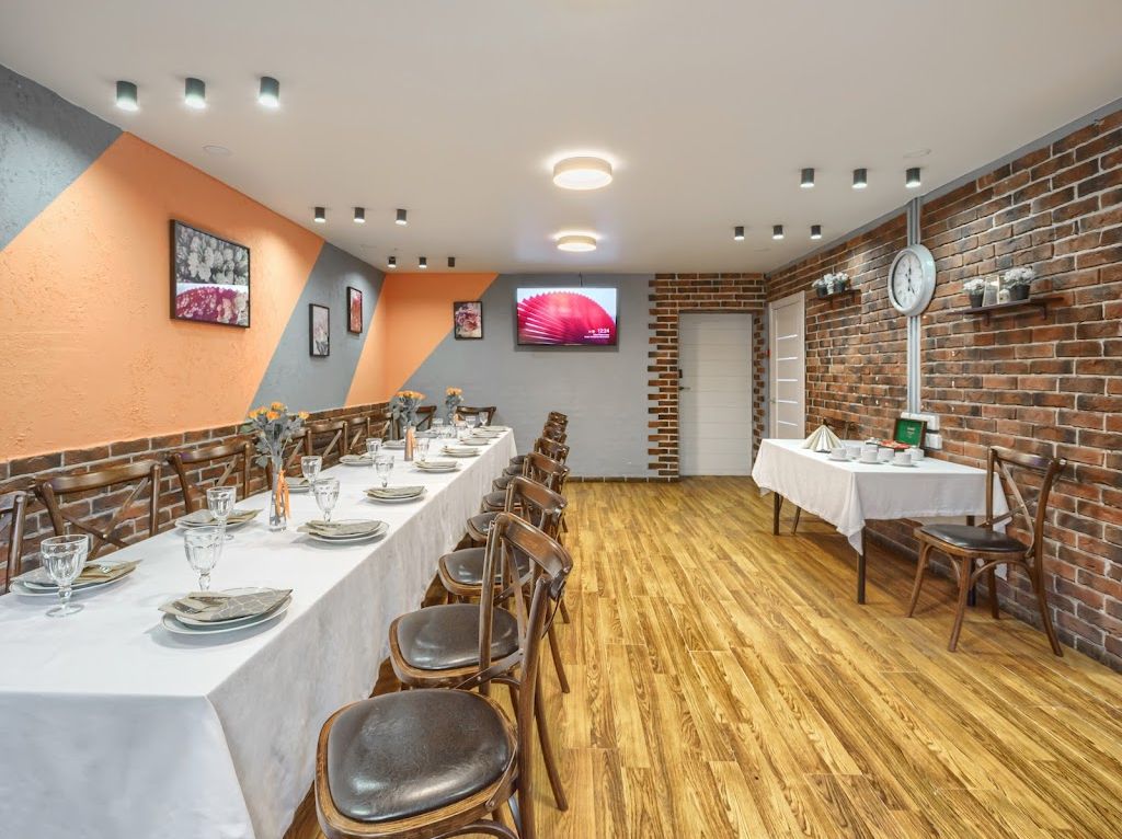 Стол с угощениями в зале «Огонёк»