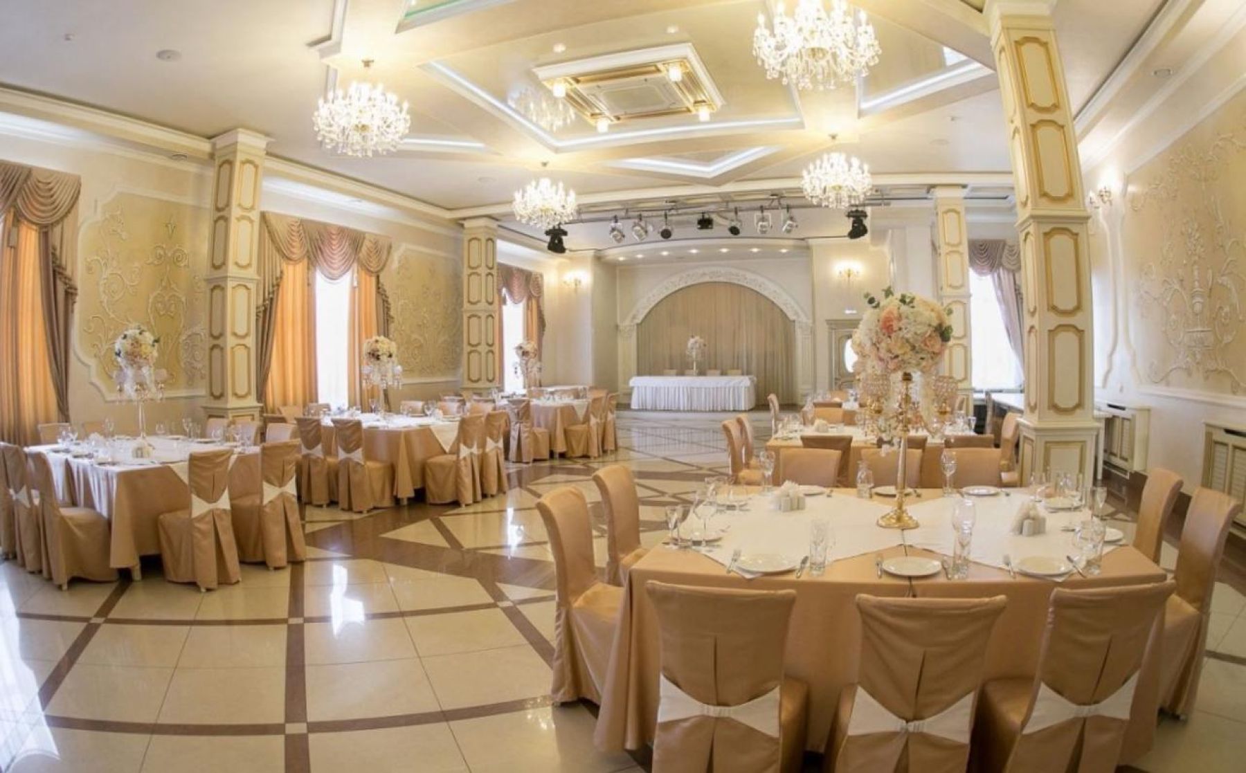 Вид на город из ресторана Гавар