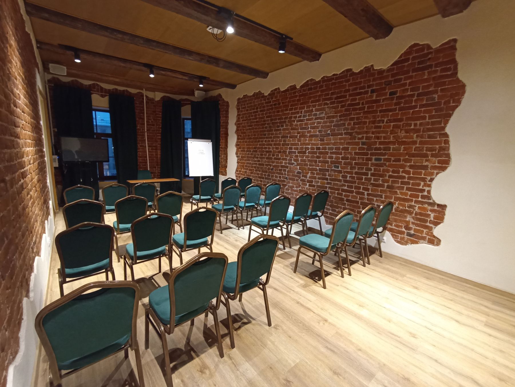 Вид из зала на набережную реки Фонтанки