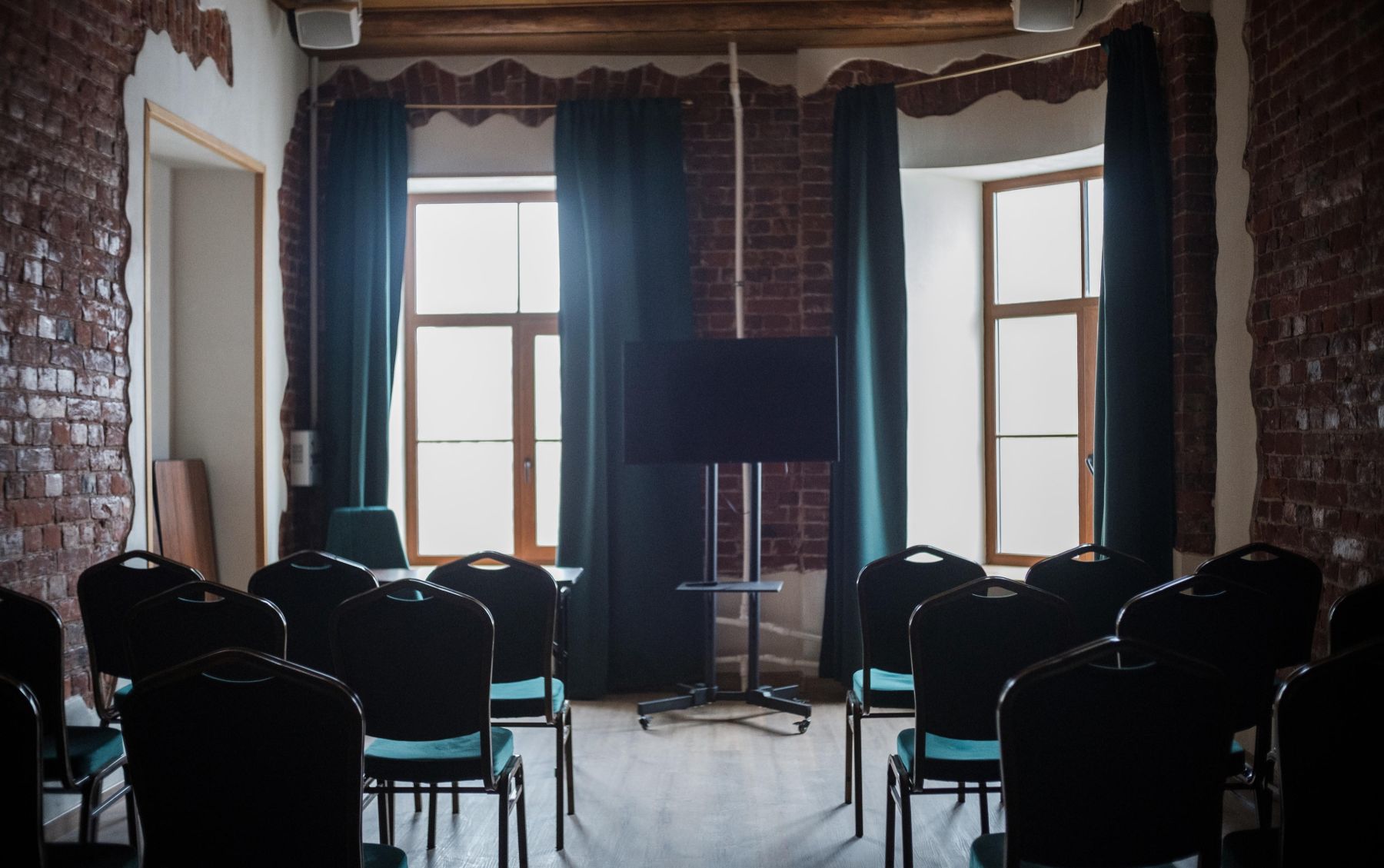 Зал для семинаров с современным оборудованием