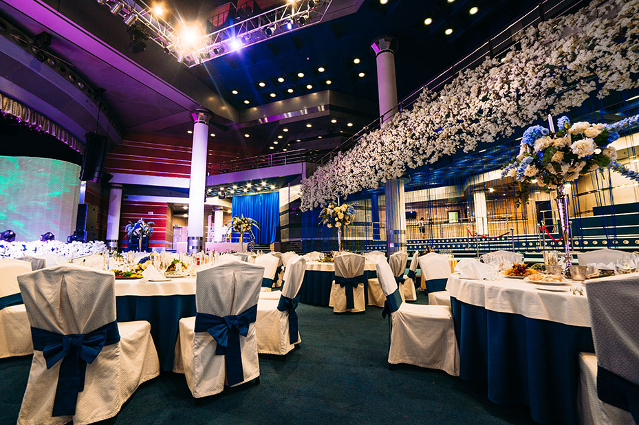 Проектор и TV-экраны в зале