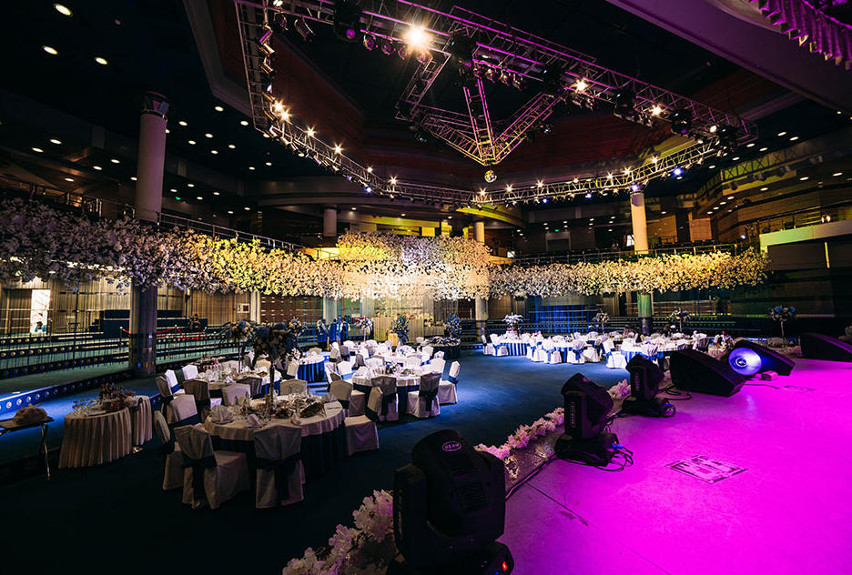 Парковка у банкетного зала "Пирамида"