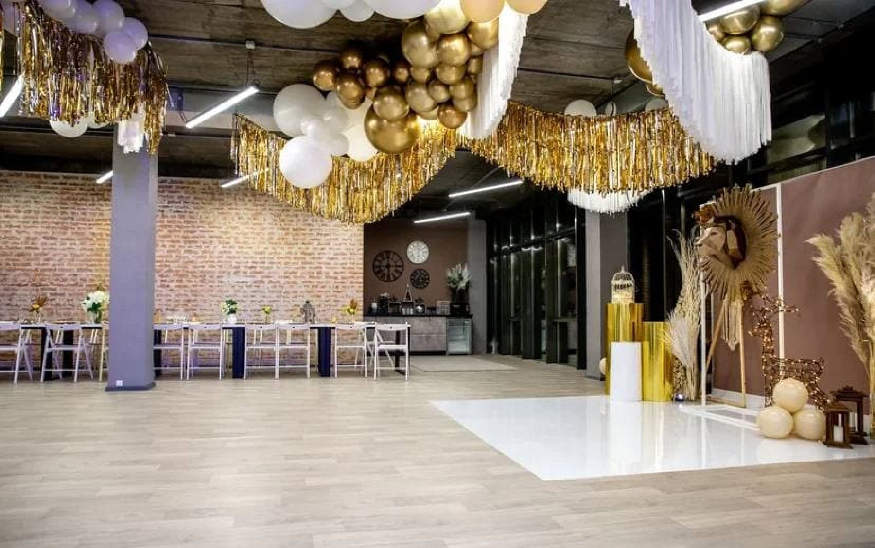 Интерьер зала Loft Mary с панорамными окнами