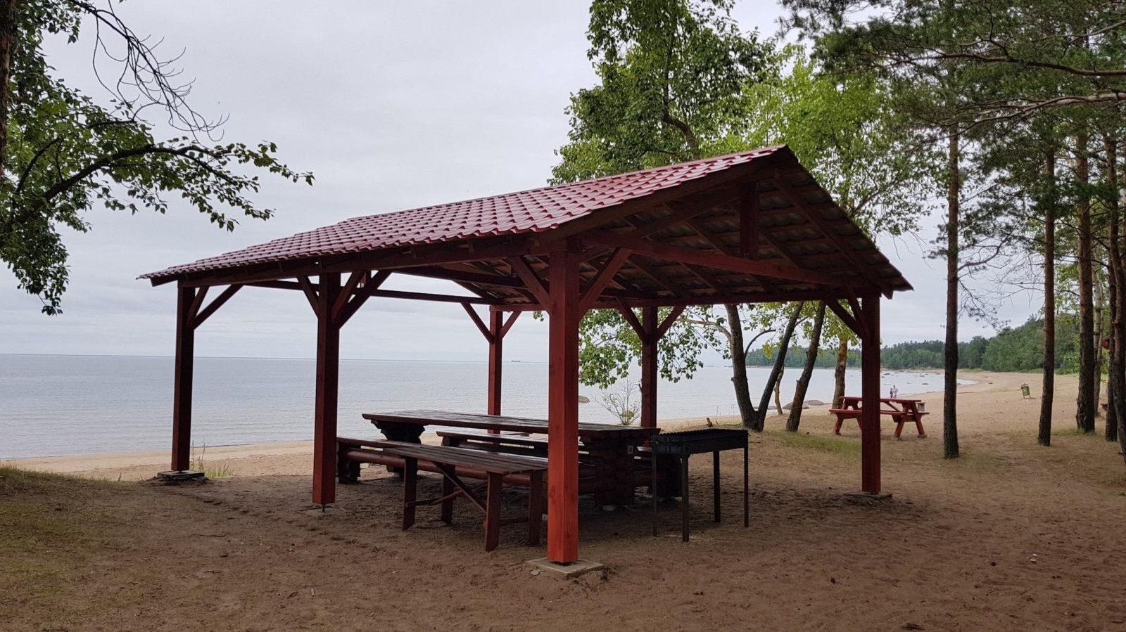 Уютная зона для отдыха в беседке