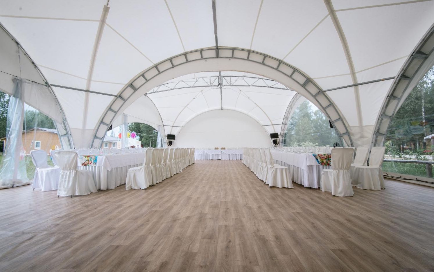 Участок для рыбалки рядом с шатром