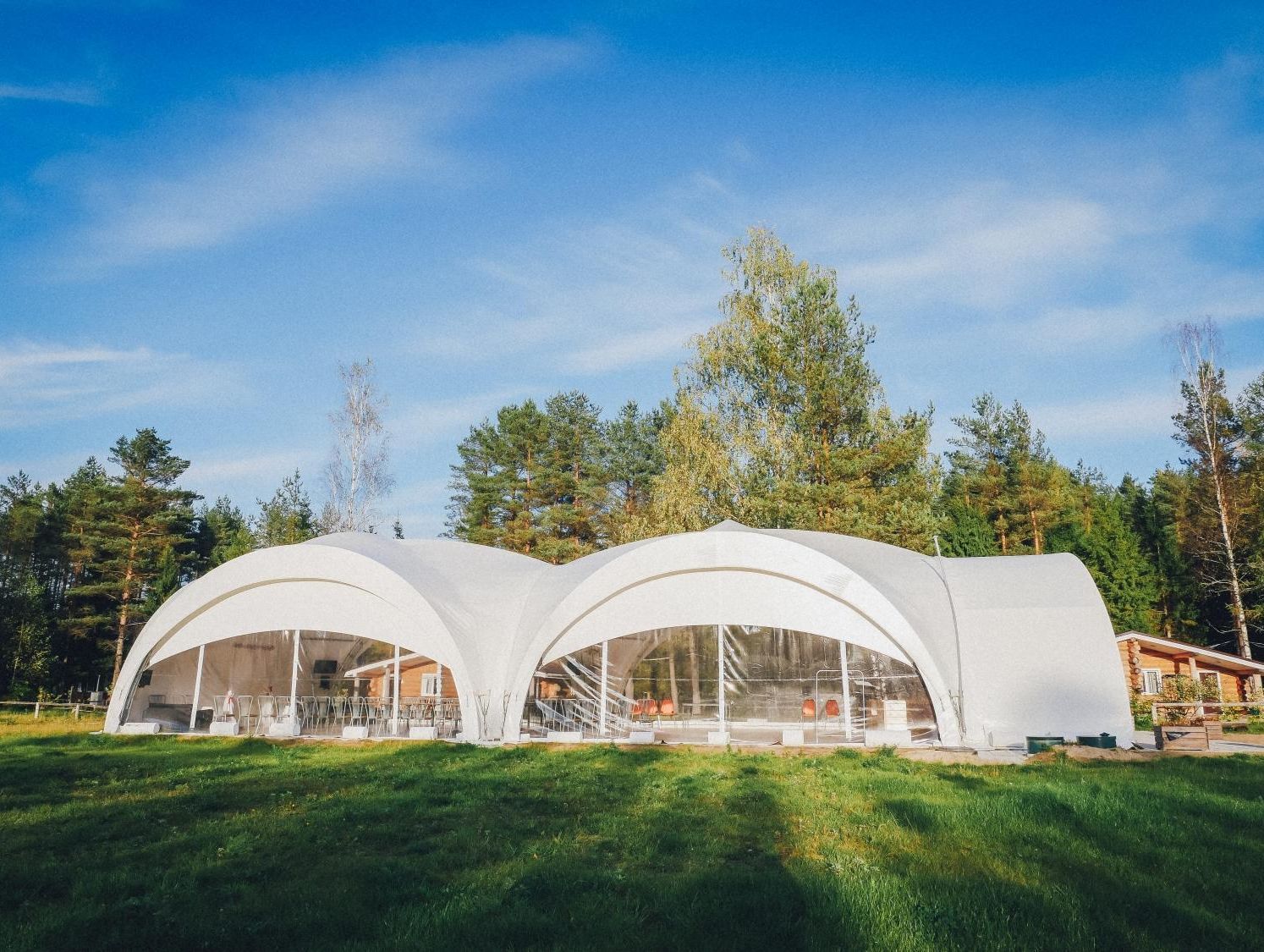 Интерьер шатра с уютной атмосферой