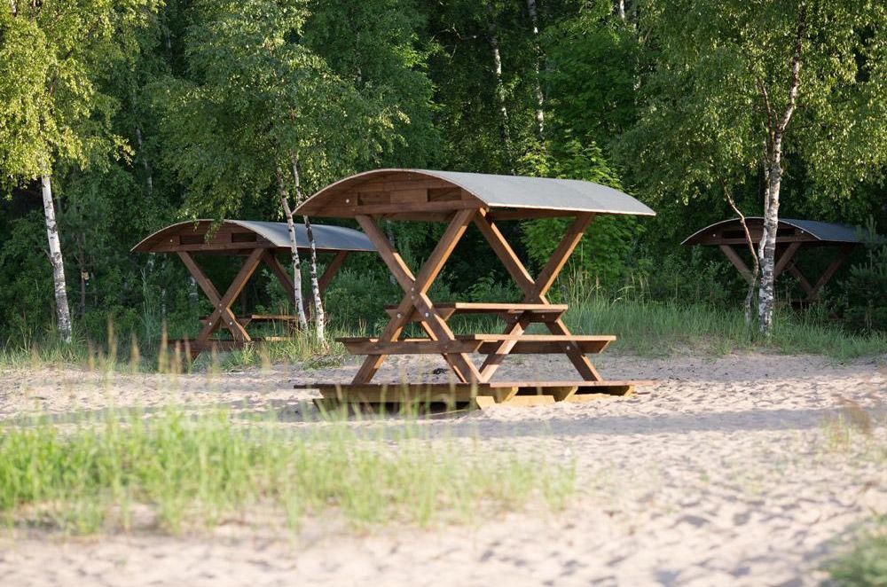 Уютная беседка для отдыха у воды