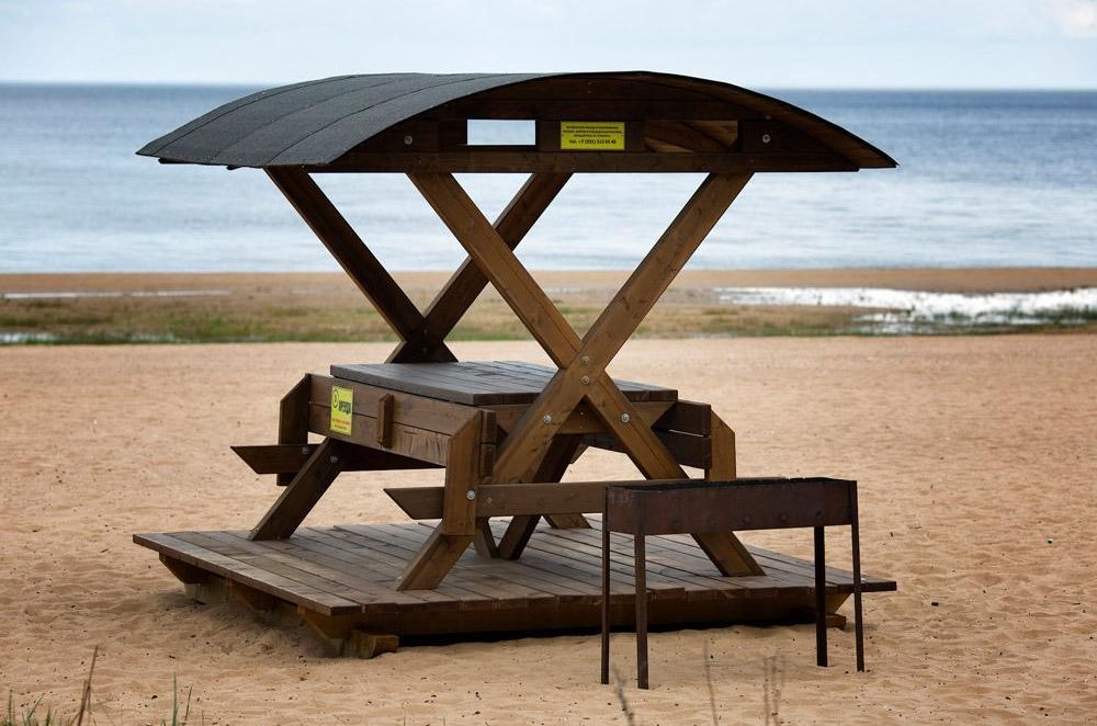 Просторная беседка для небольших встреч