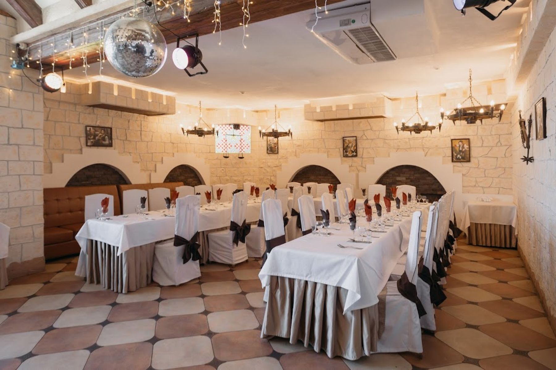 Столы для гостей в банкетном зале "Подворье замка"