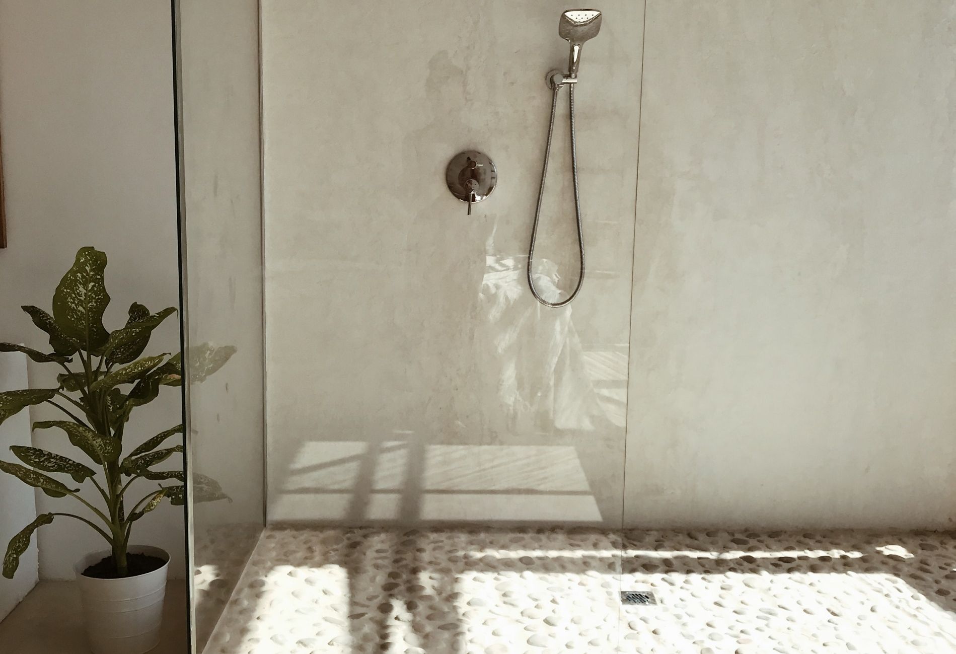 Интерьер белого лофта Bali с панорамными окнами