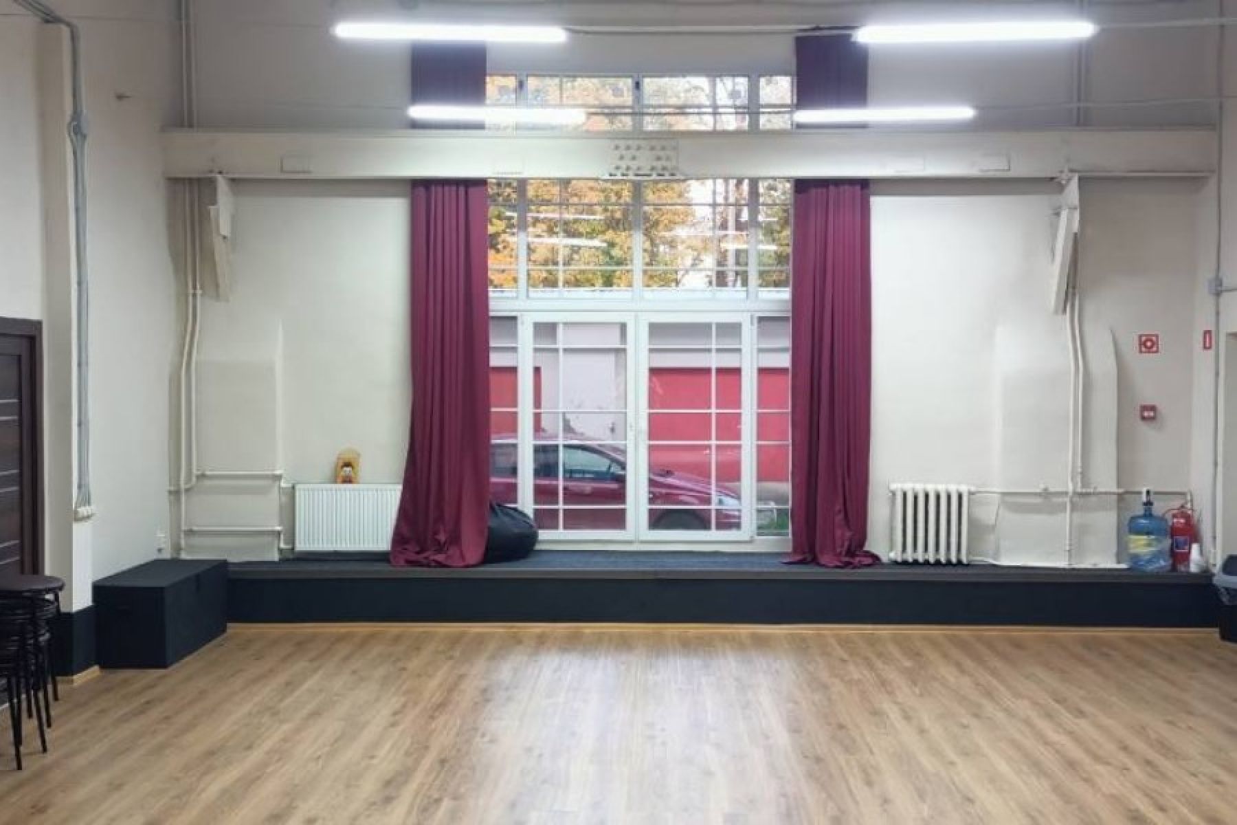 Сцена в театральном лофте За Нарисованным Очагом