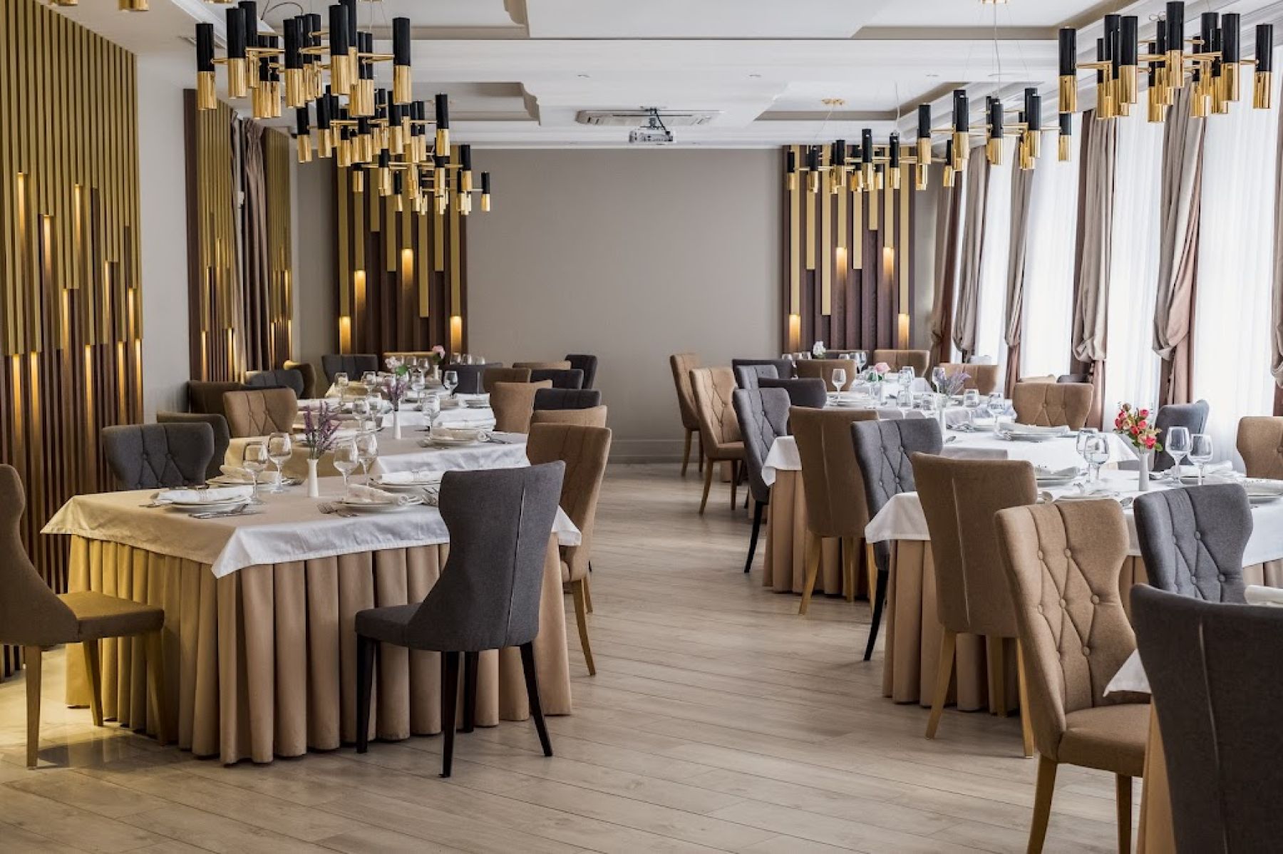 Интерьер банкетного зала "Гудакен"