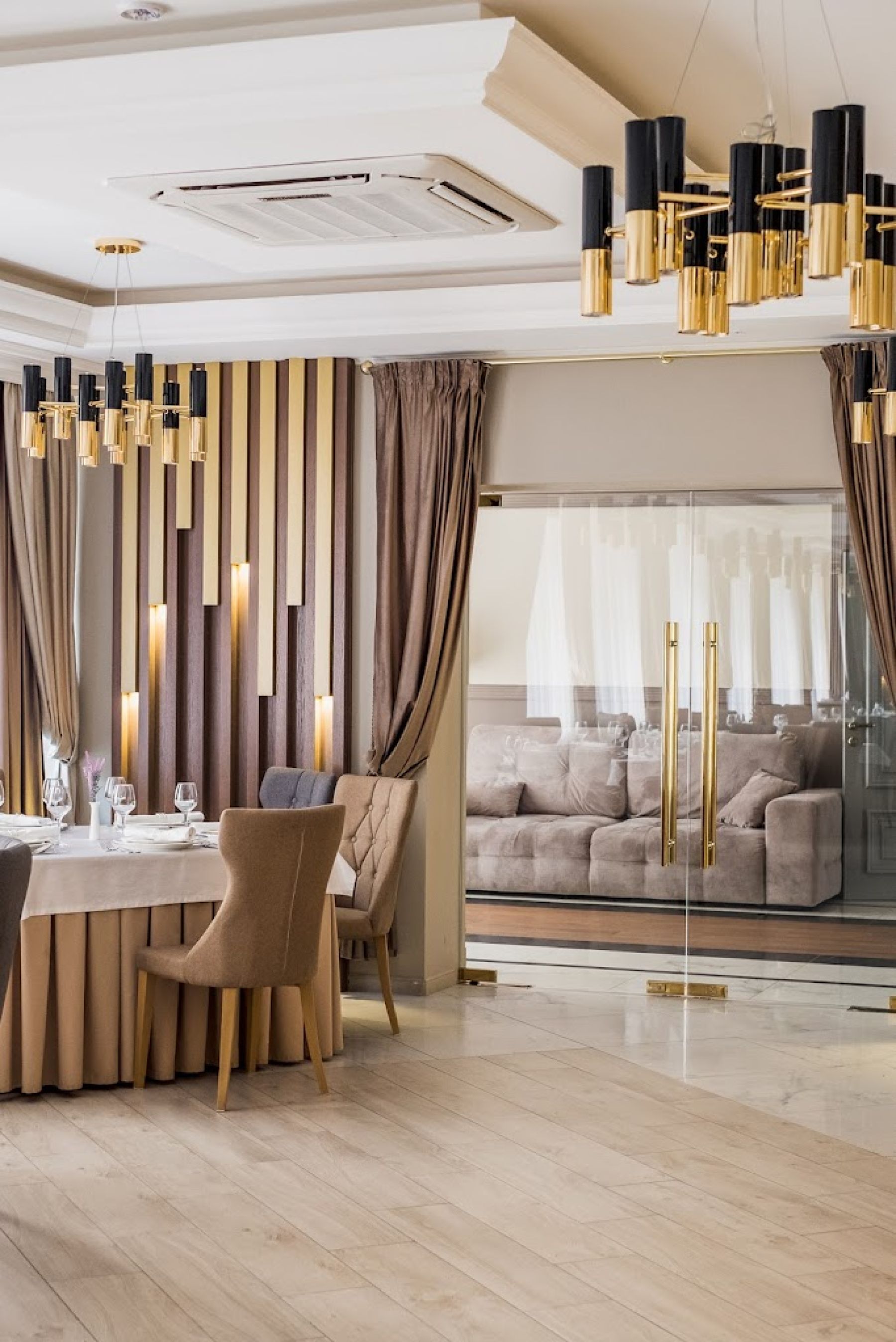 Уютный диван в банкетном зале "Гудакен"