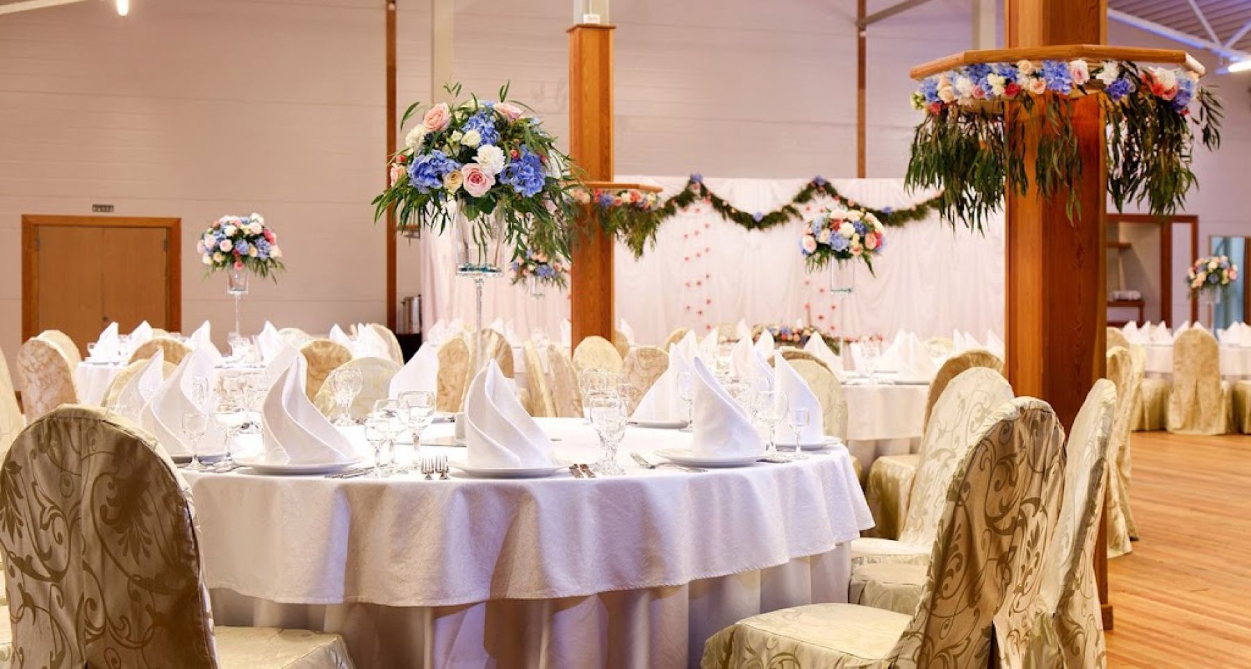 Ресторан с европейской кухней в банкетном комплексе "Дача"