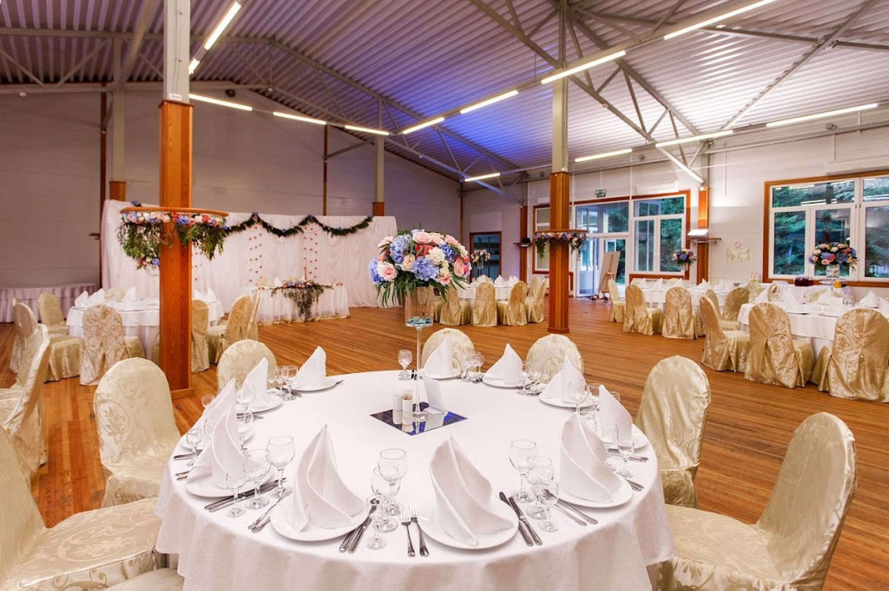 Парковка для гостей банкетного комплекса "Дача"