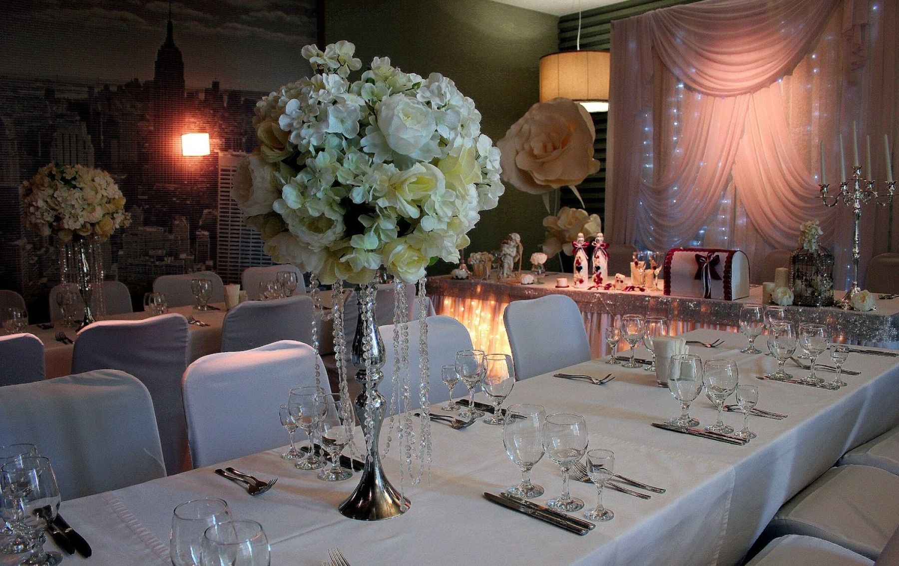 Зал Gorskiy City Hotel с панорамными окнами