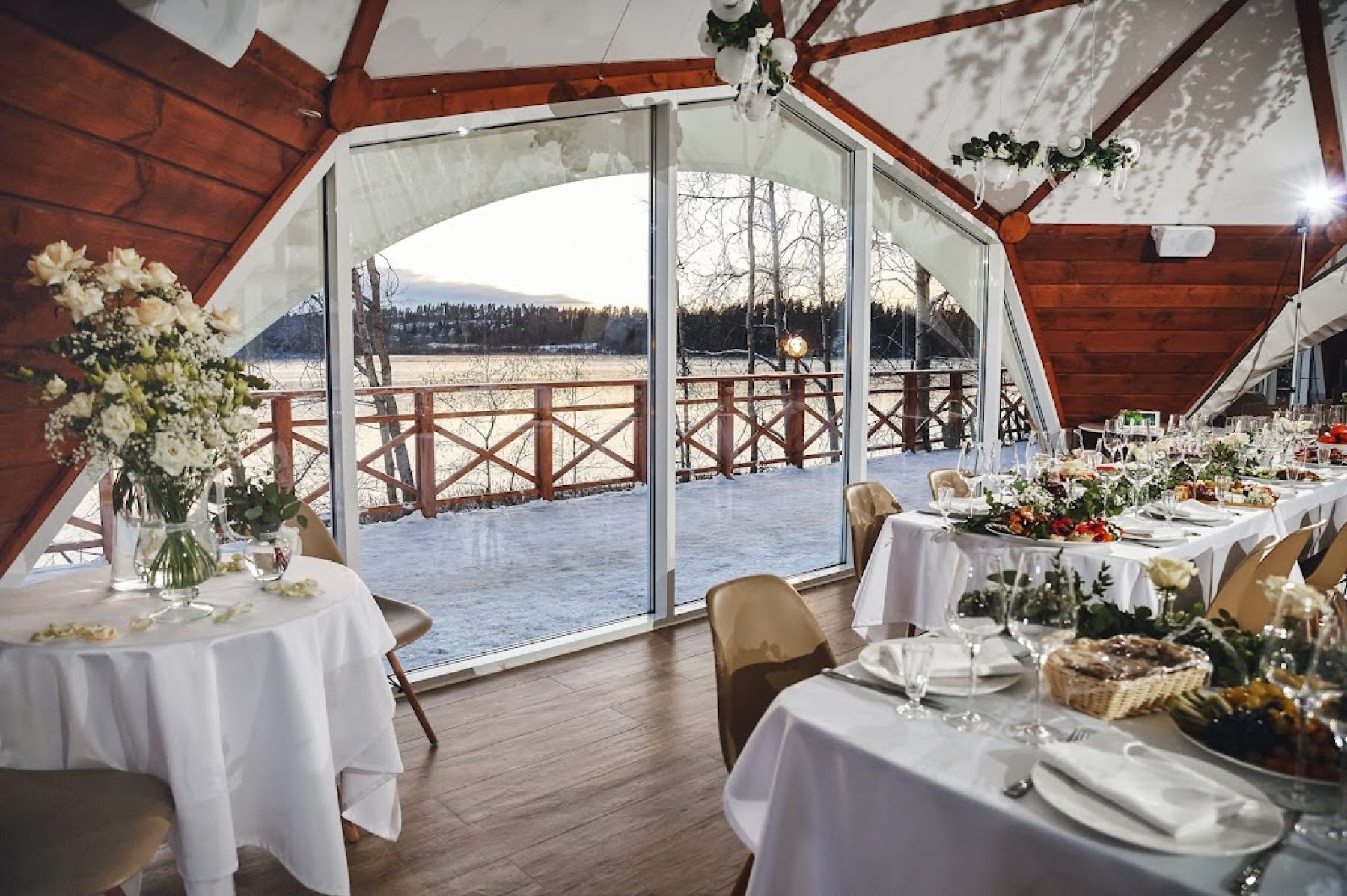 Уютный банкетный зал с зелеными растениями