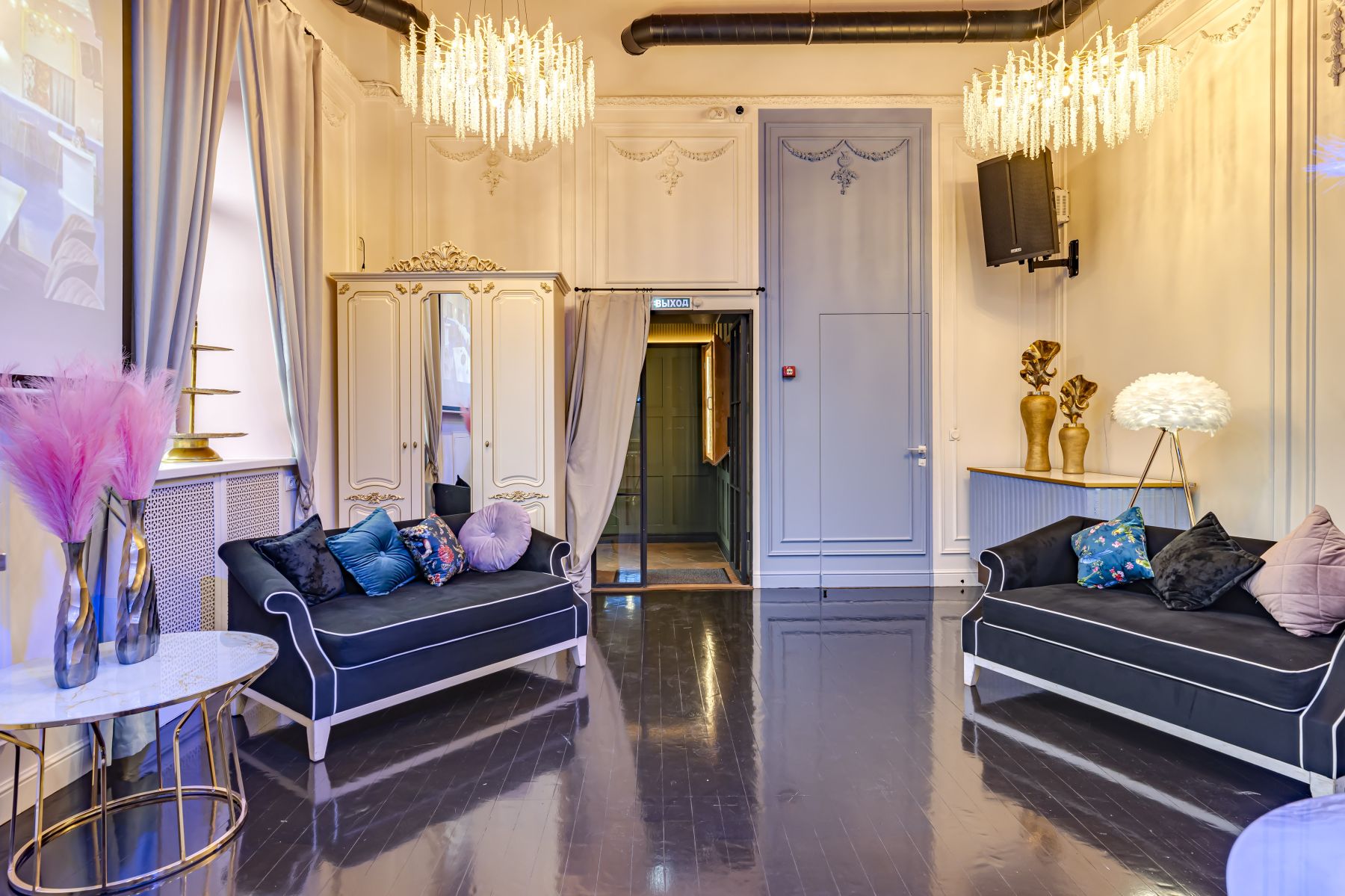 Классический интерьер лофта Роза