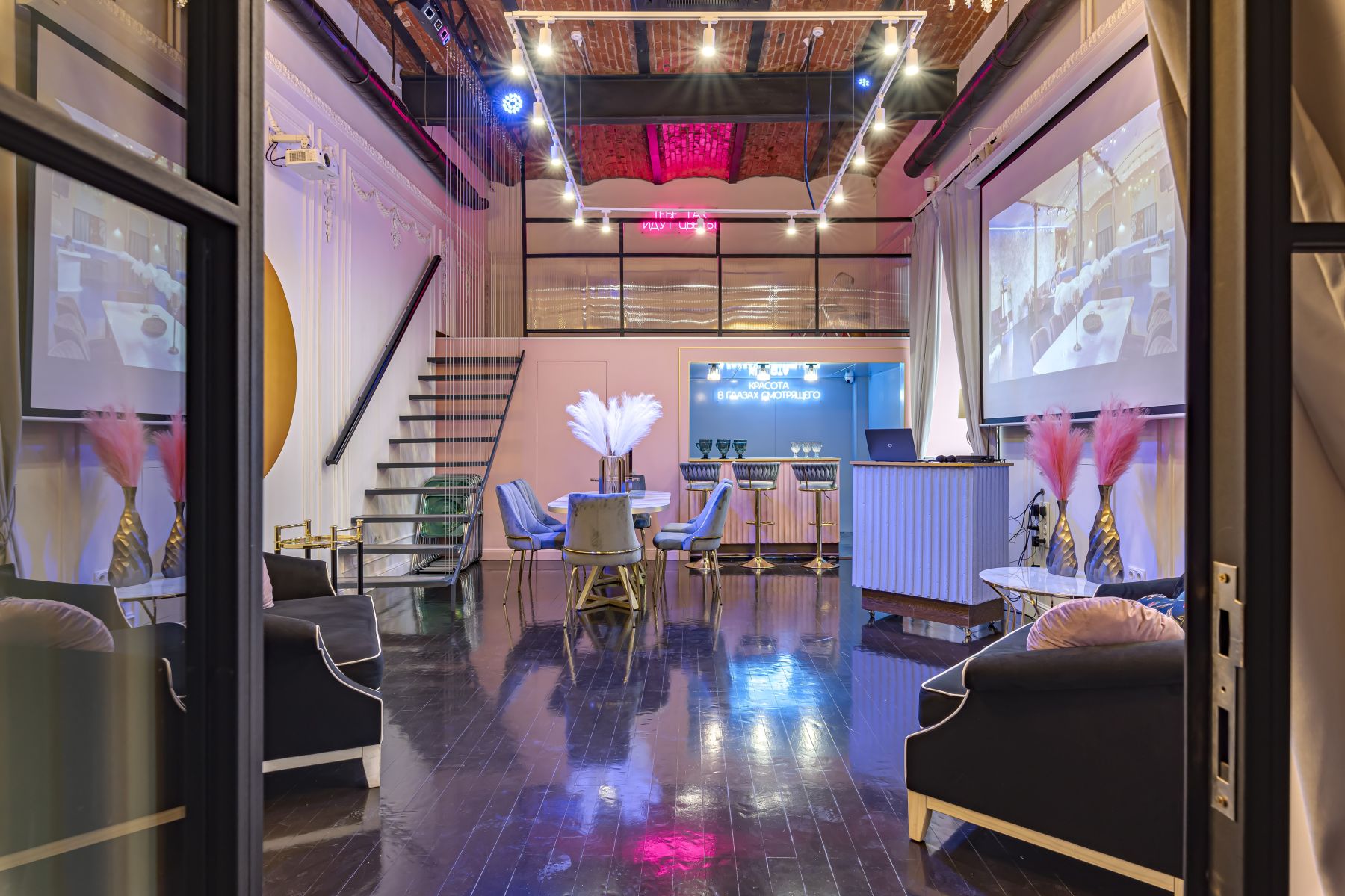 Интерьер лофта Роза с высокими потолками