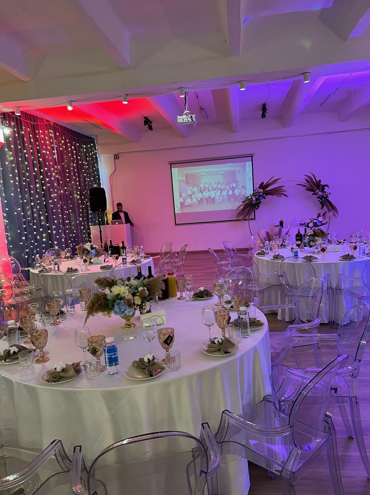 Сцена для мероприятий в лофте Only You