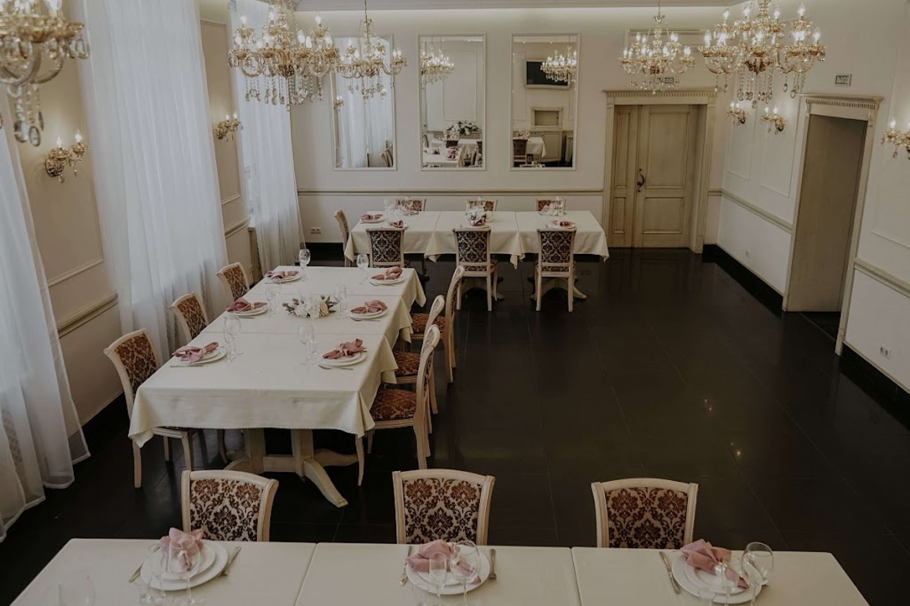 Сцена для мероприятий в банкетном зале «La Creme»