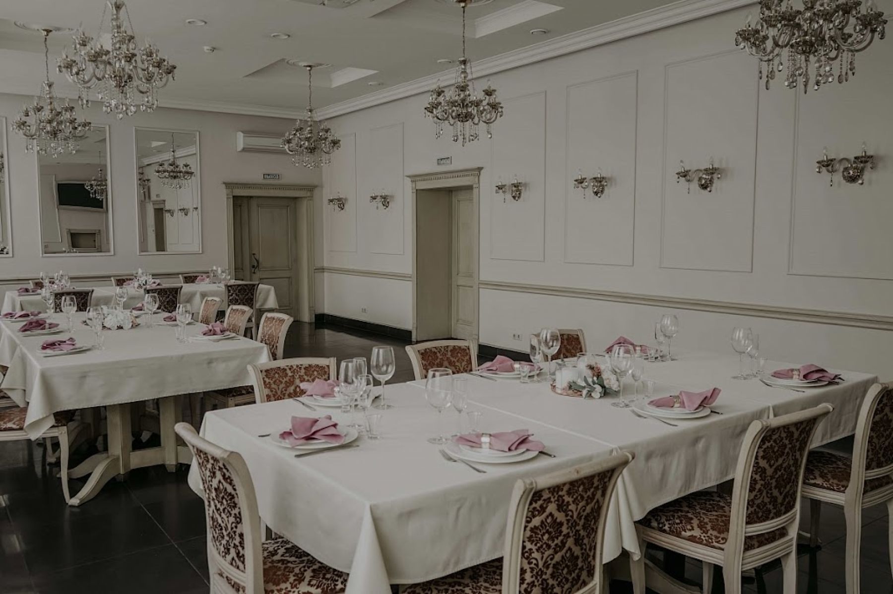 Гостеприимная обстановка в банкетном зале «La Creme»