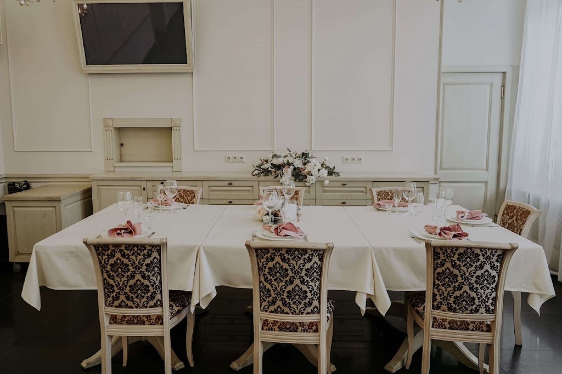 Уютная атмосфера в банкетном зале «La Creme»