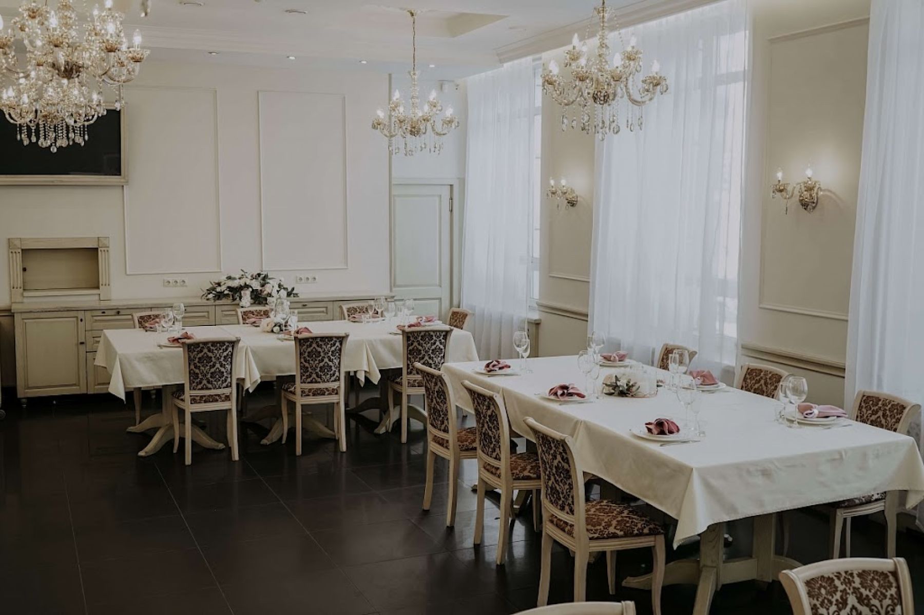 Панорамные окна в банкетном зале «La Creme»