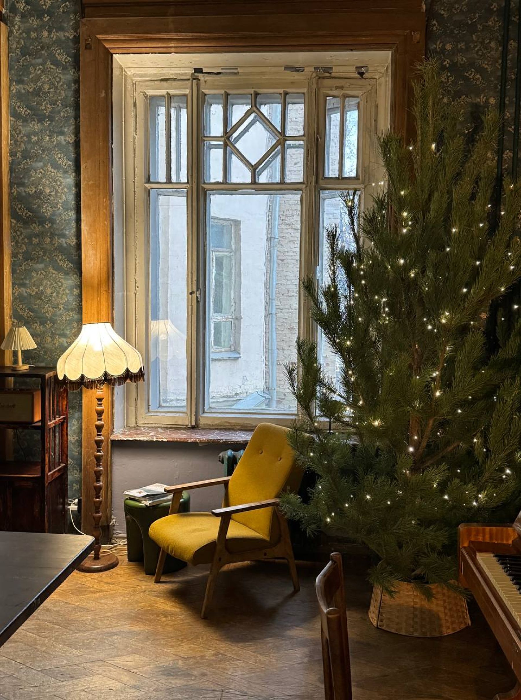 Студия с пианино и винтажной мебелью