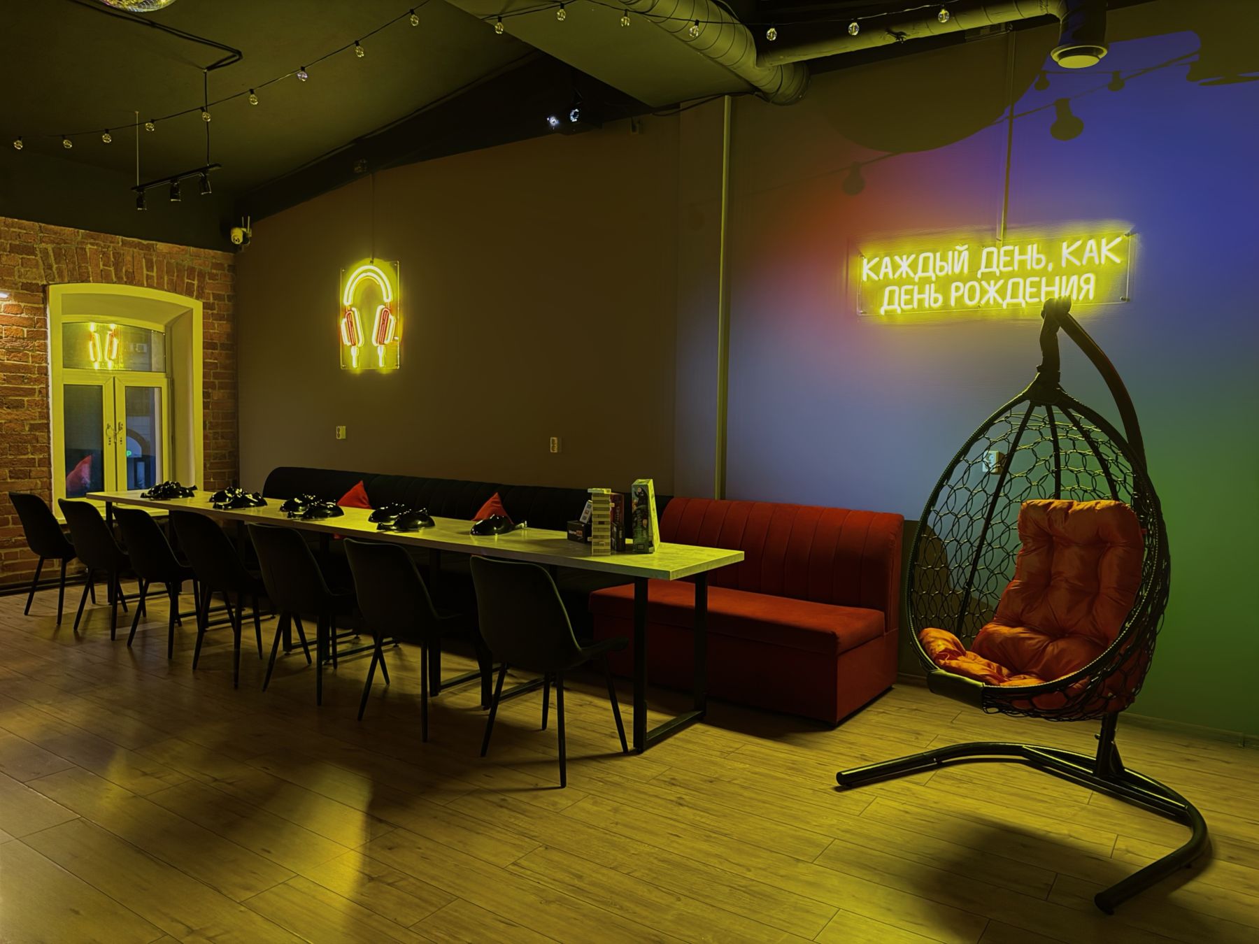 Светомузыка и диско-шар в лофте