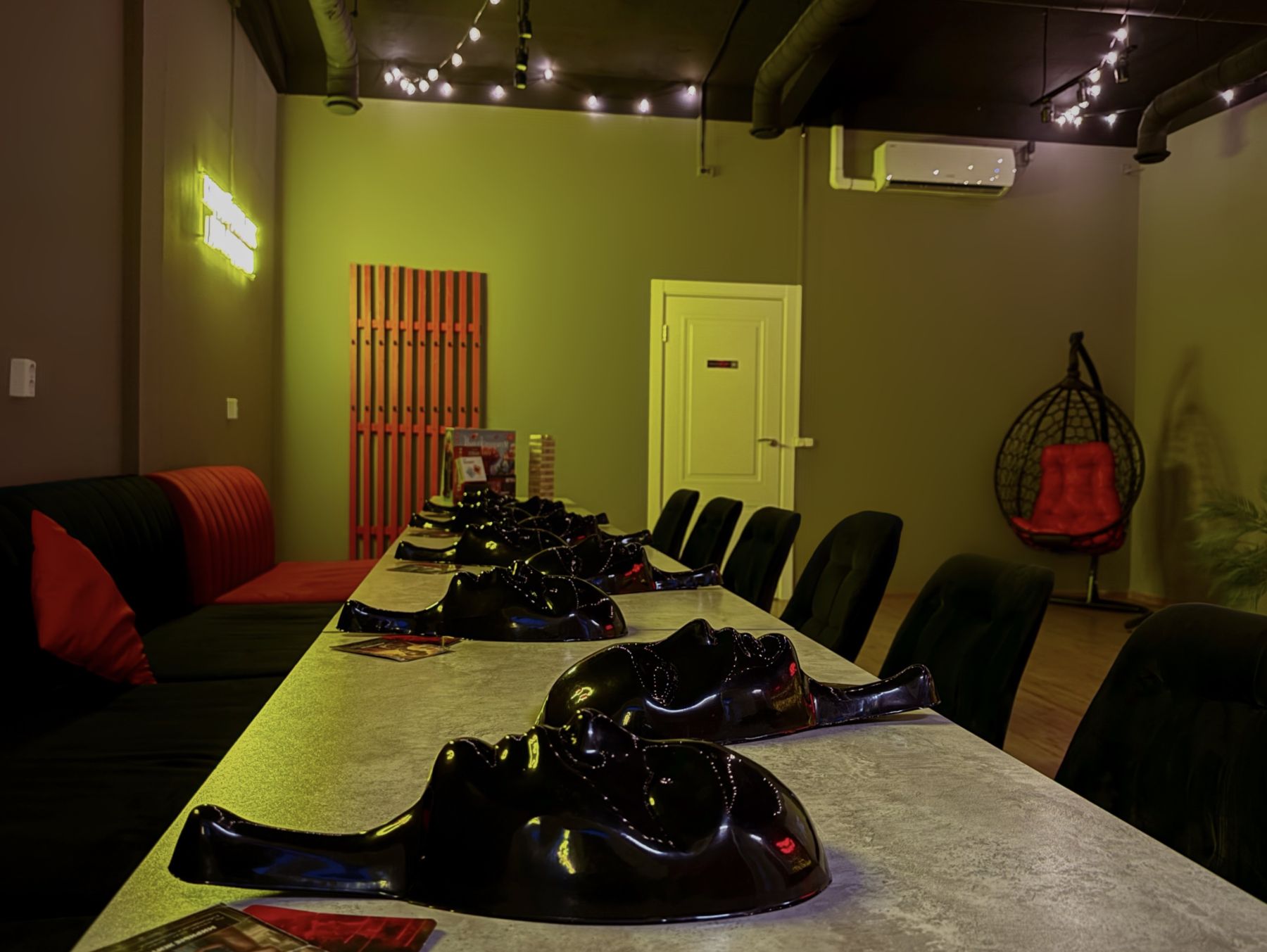 Интерьер лофта с арт-объектами и стильной мебелью