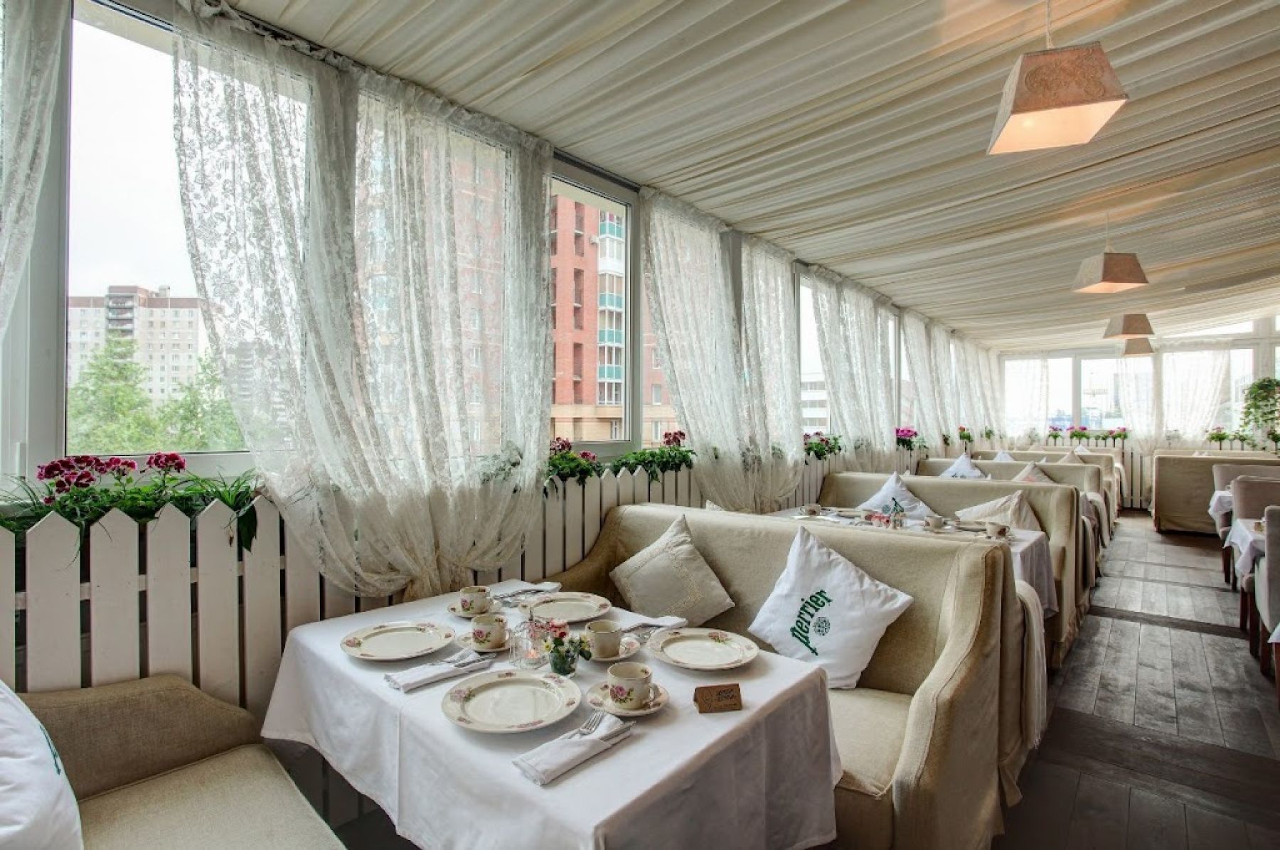 Стол в ресторане "Плюшкин"