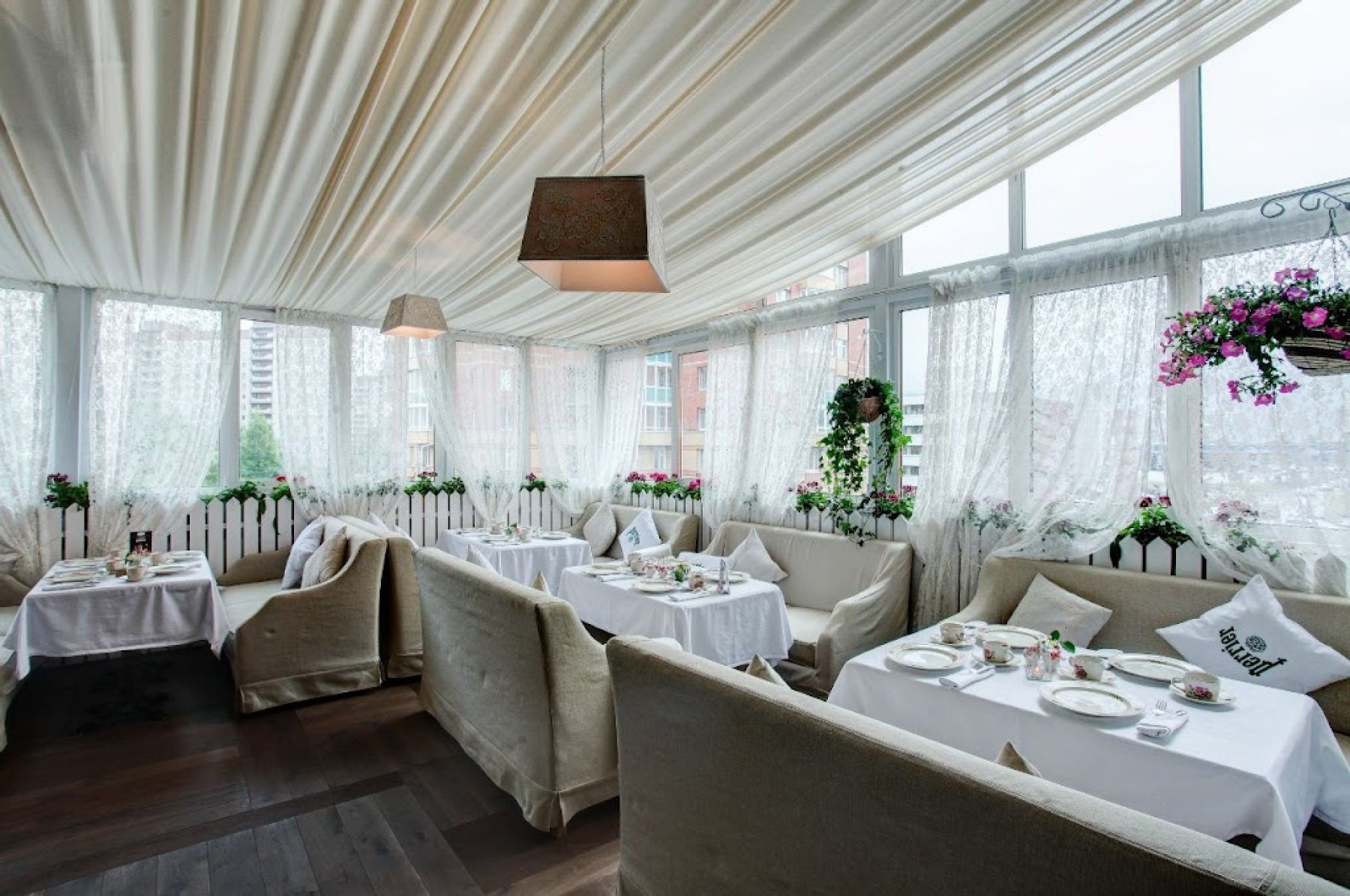 Сцена для мероприятий в ресторане "Плюшкин"