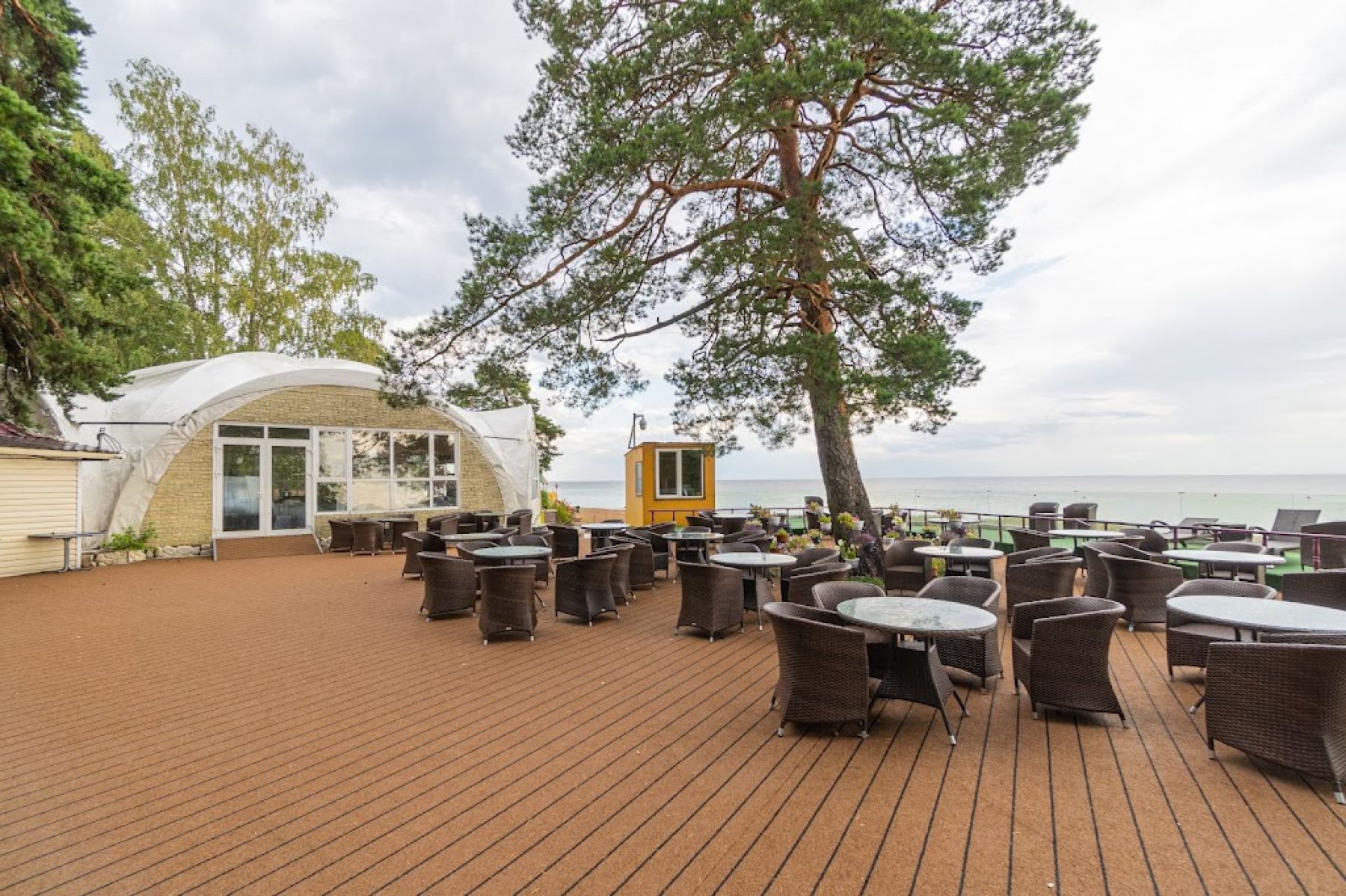 Уютные диваны в банкетном зале Panorama Beach