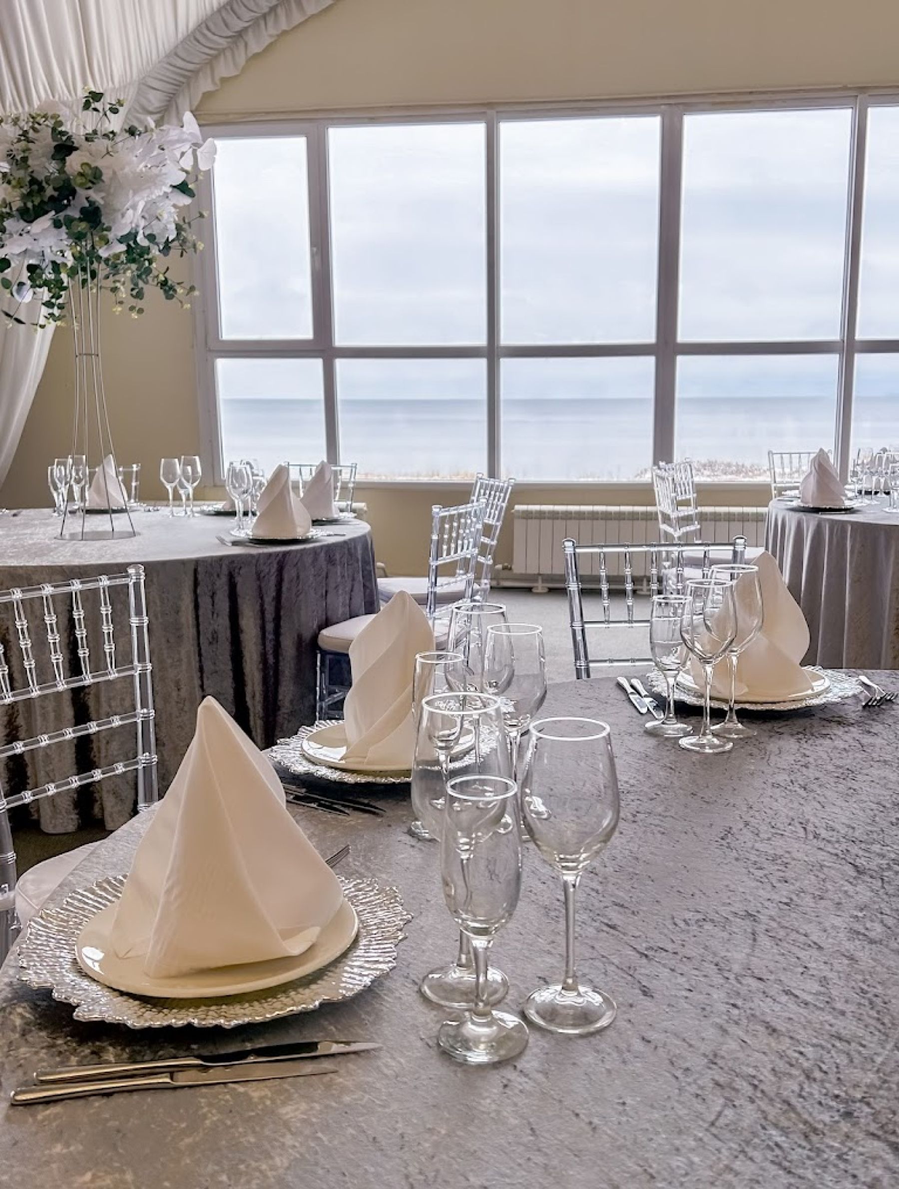 Сцена в банкетном зале Panorama Beach