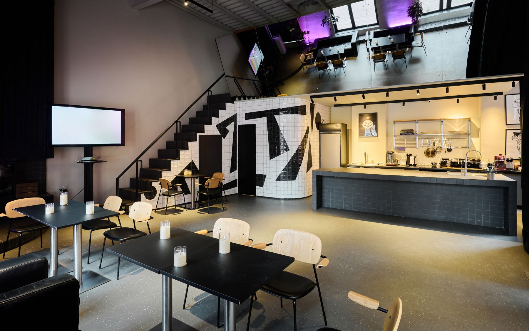 Омега Лофт с террасой и камином в центре Москвы