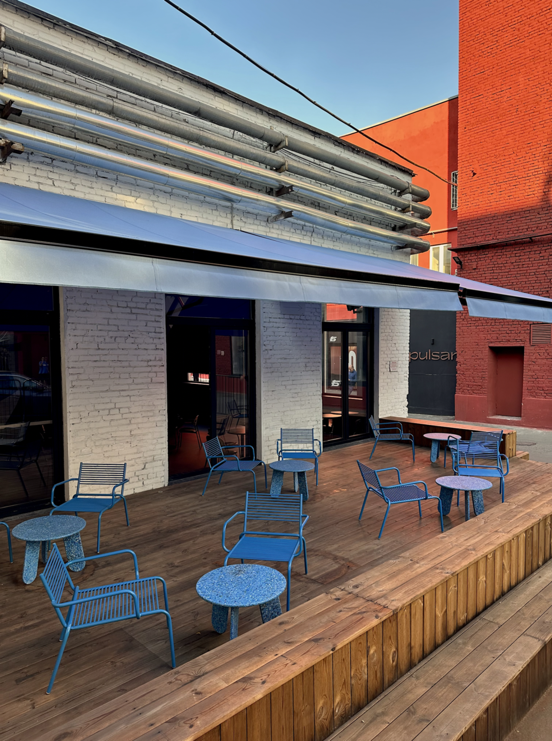 Интерьер Омега Лофта с панорамными окнами