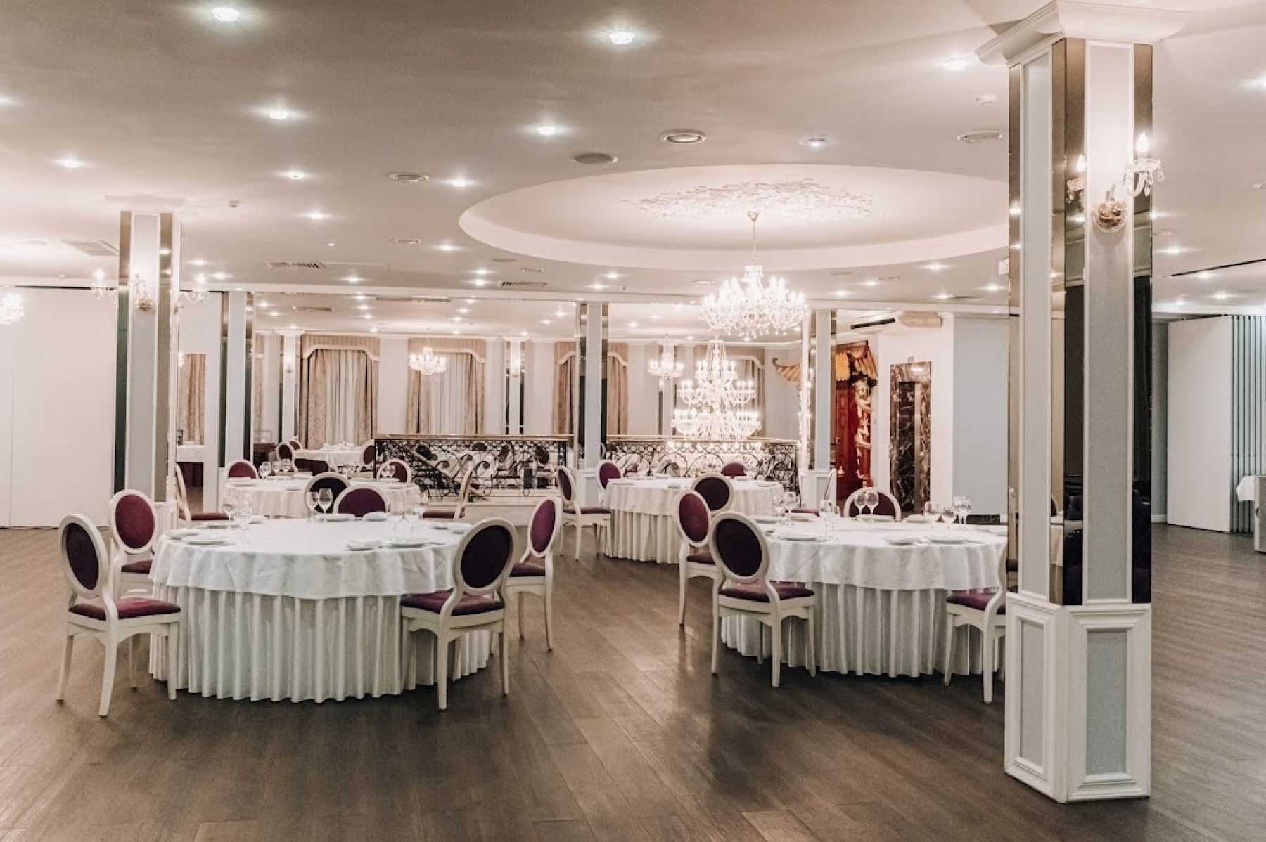 Сцена и оборудование для мероприятий в ресторане