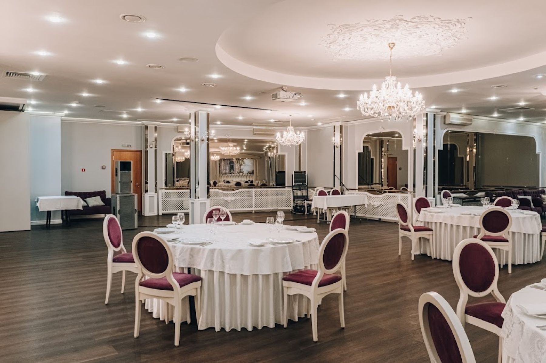 Интерьер ресторана «Достоевский Ф.М.»