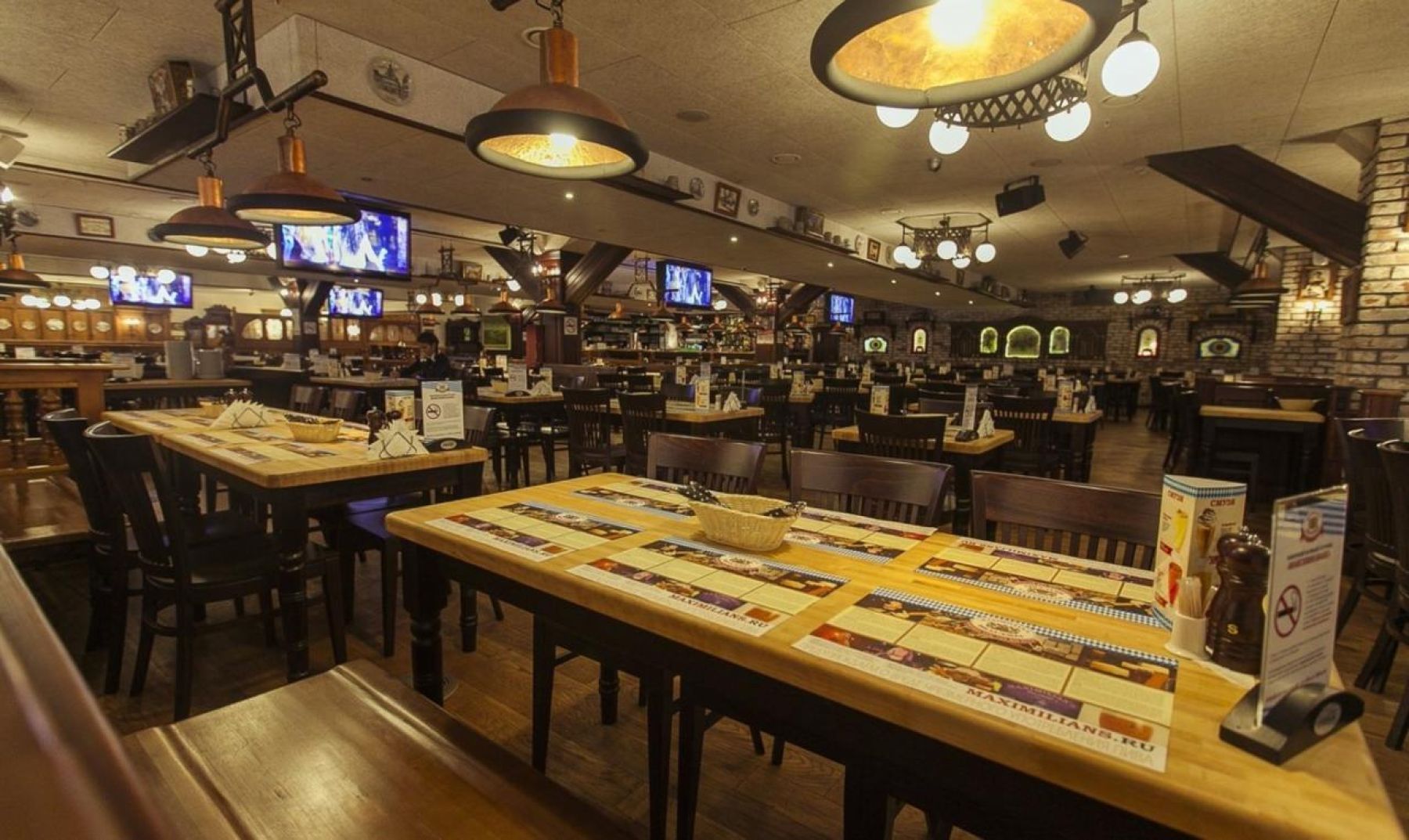 Барная стойка в ресторане Максимилианс