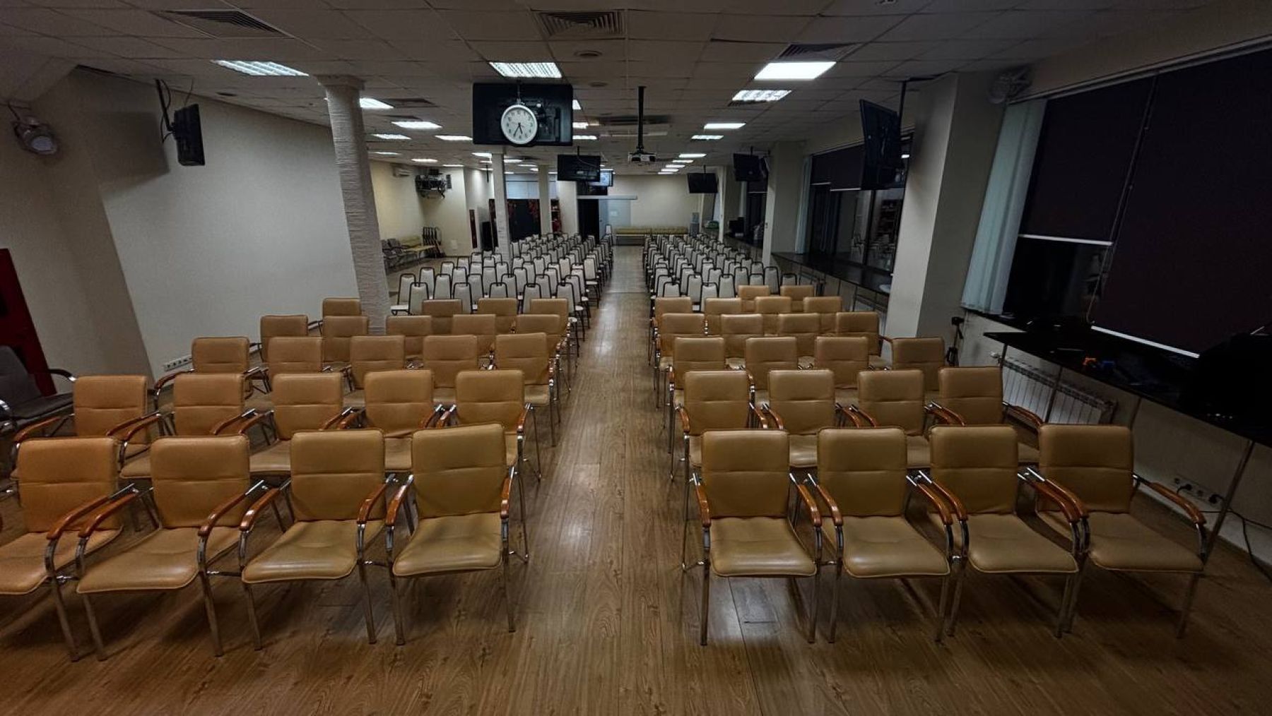 Уютная зона для отдыха с видом на Москва-Сити