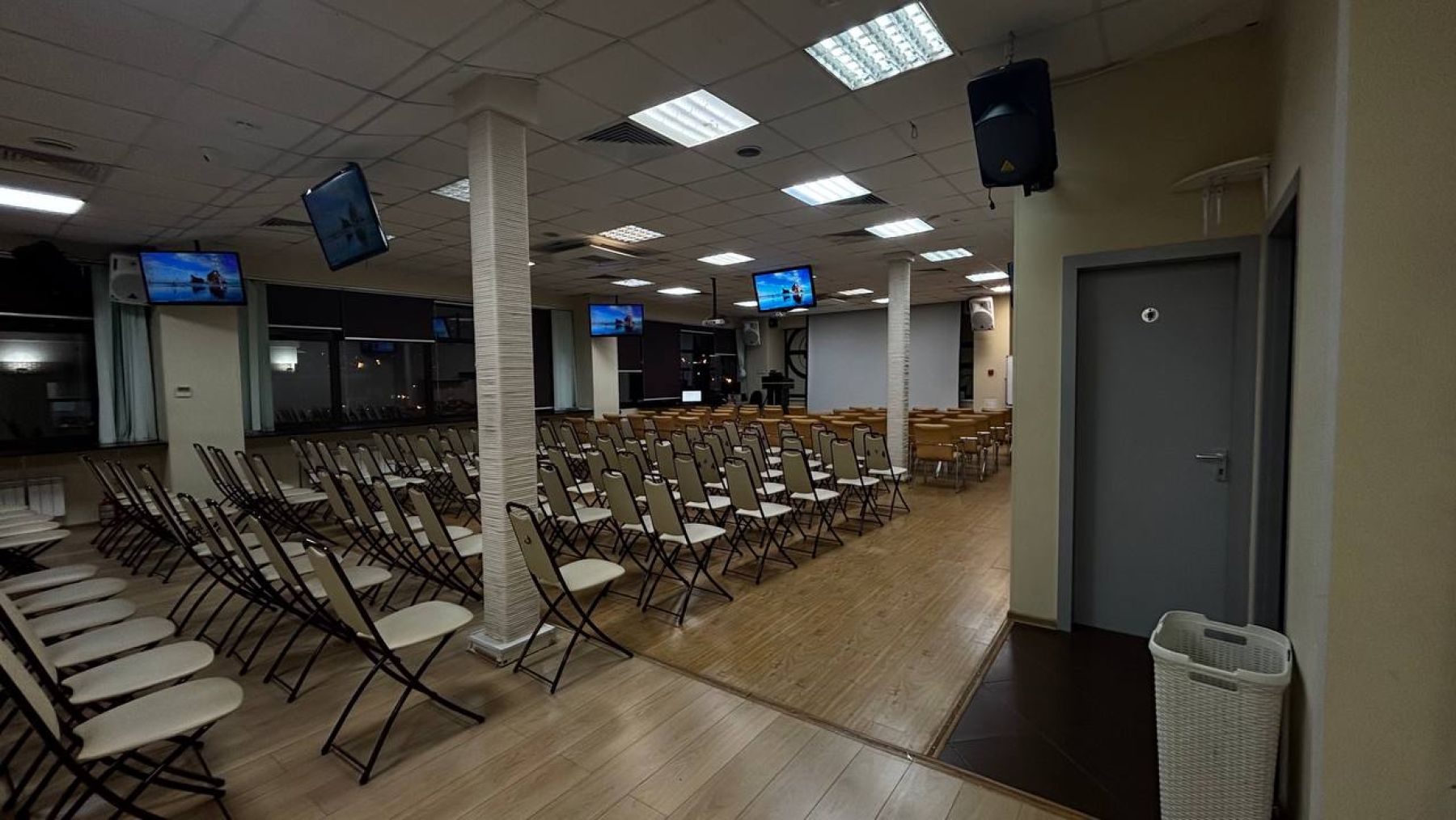 Сцена и оборудование в конференц-зале