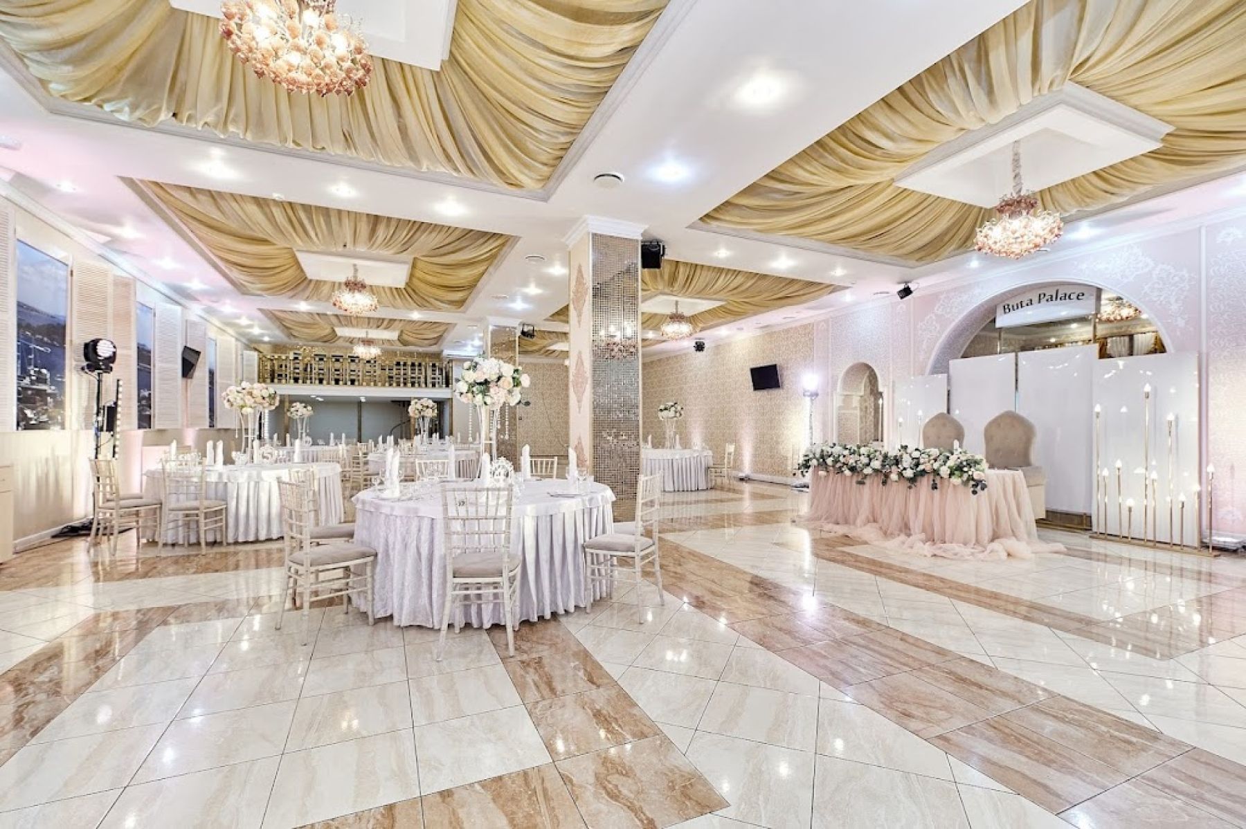 Сцена в банкетном зале Buta Palace