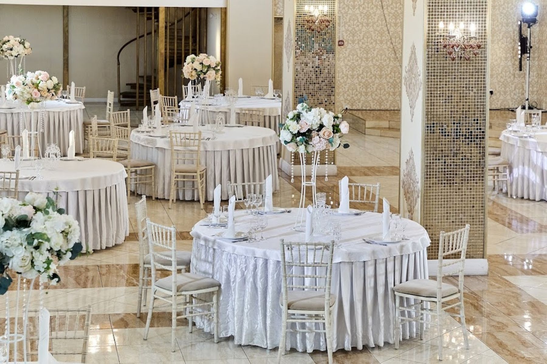 Элегантный интерьер зала Buta Palace в Москве