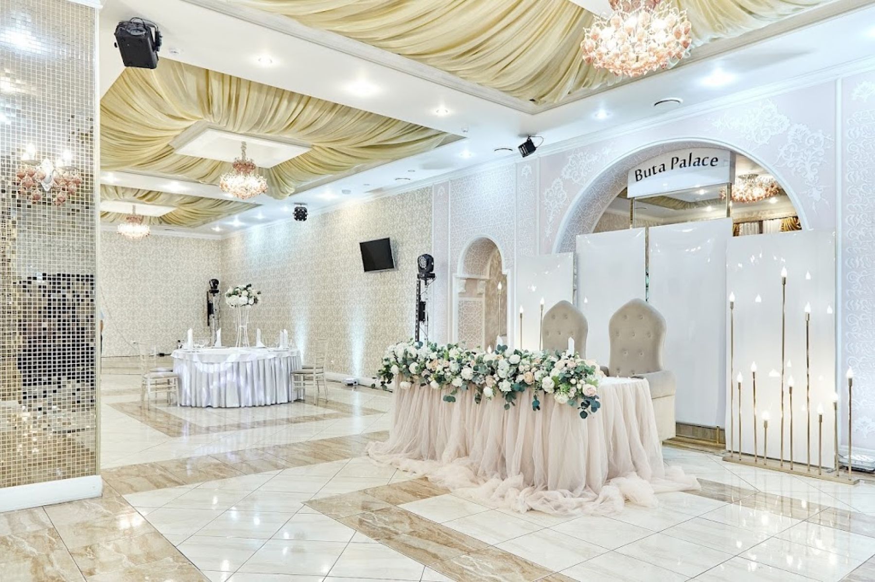 Оформление зала Buta Palace с растениями