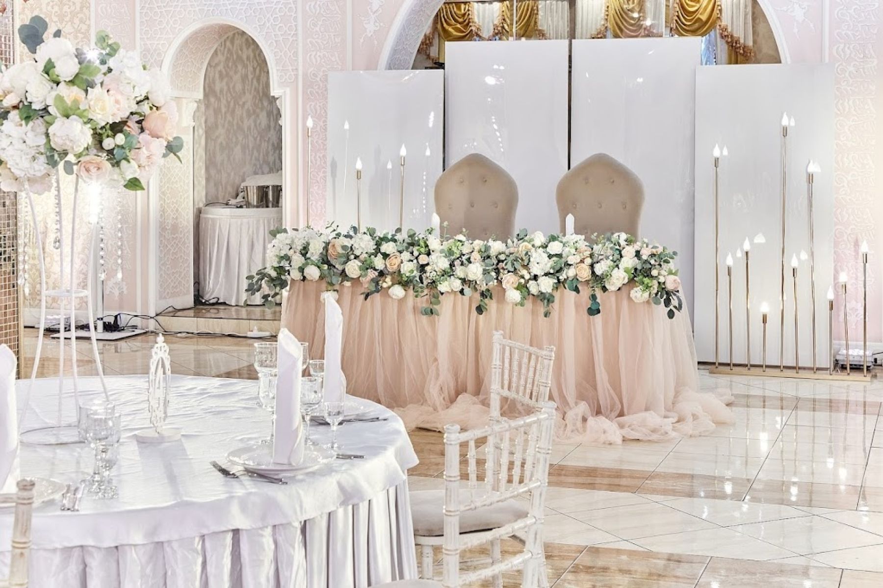 Банкетный зал Buta Palace с уютным интерьером