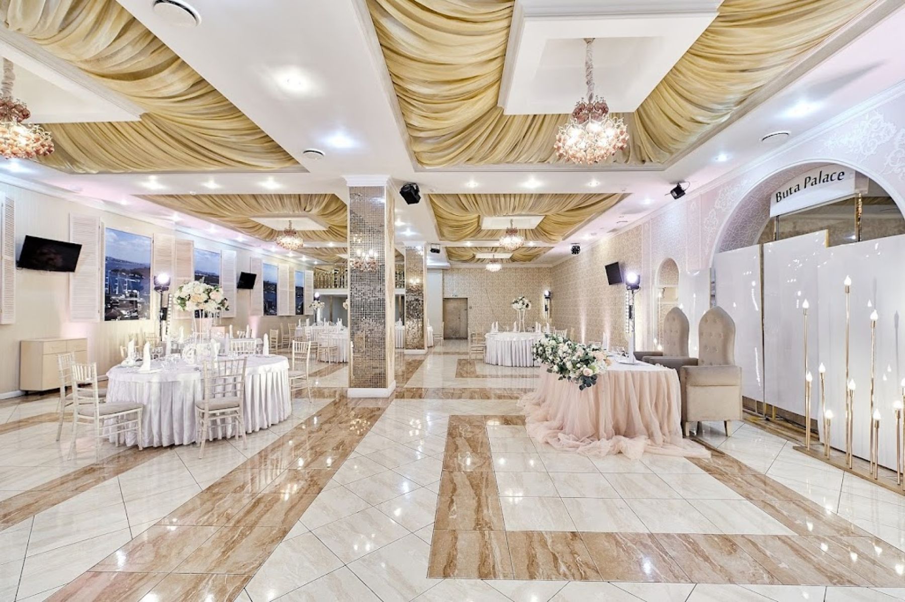 Стол в банкетном зале Buta Palace для мероприятий