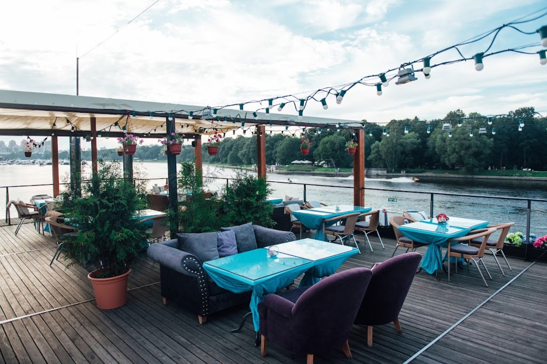 Открытая палуба ресторана Чайка на Крестовском острове